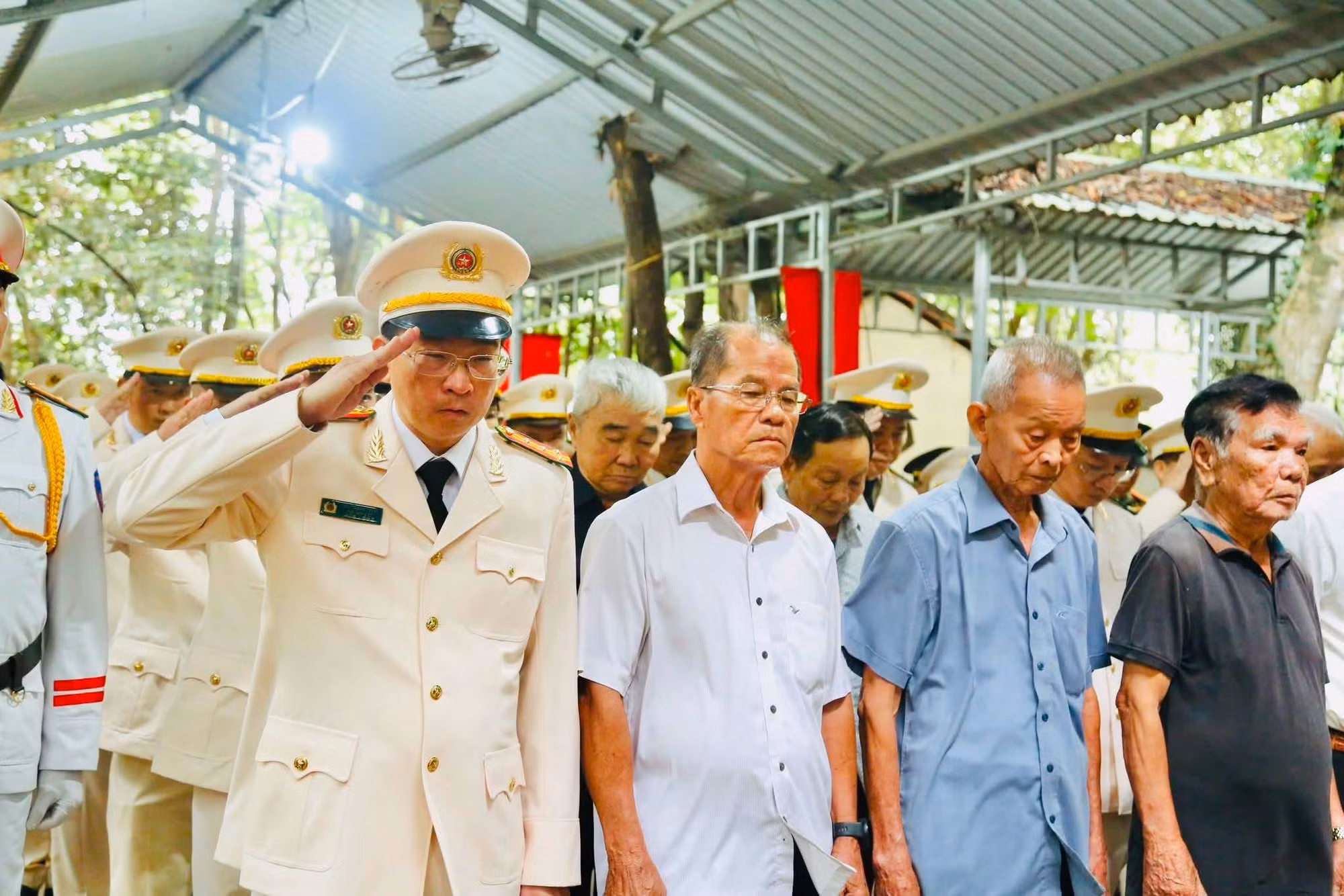 Công an TP Hồ Chí Minh thắp nến tri ân các Anh hùng liệt sĩ ảnh 4