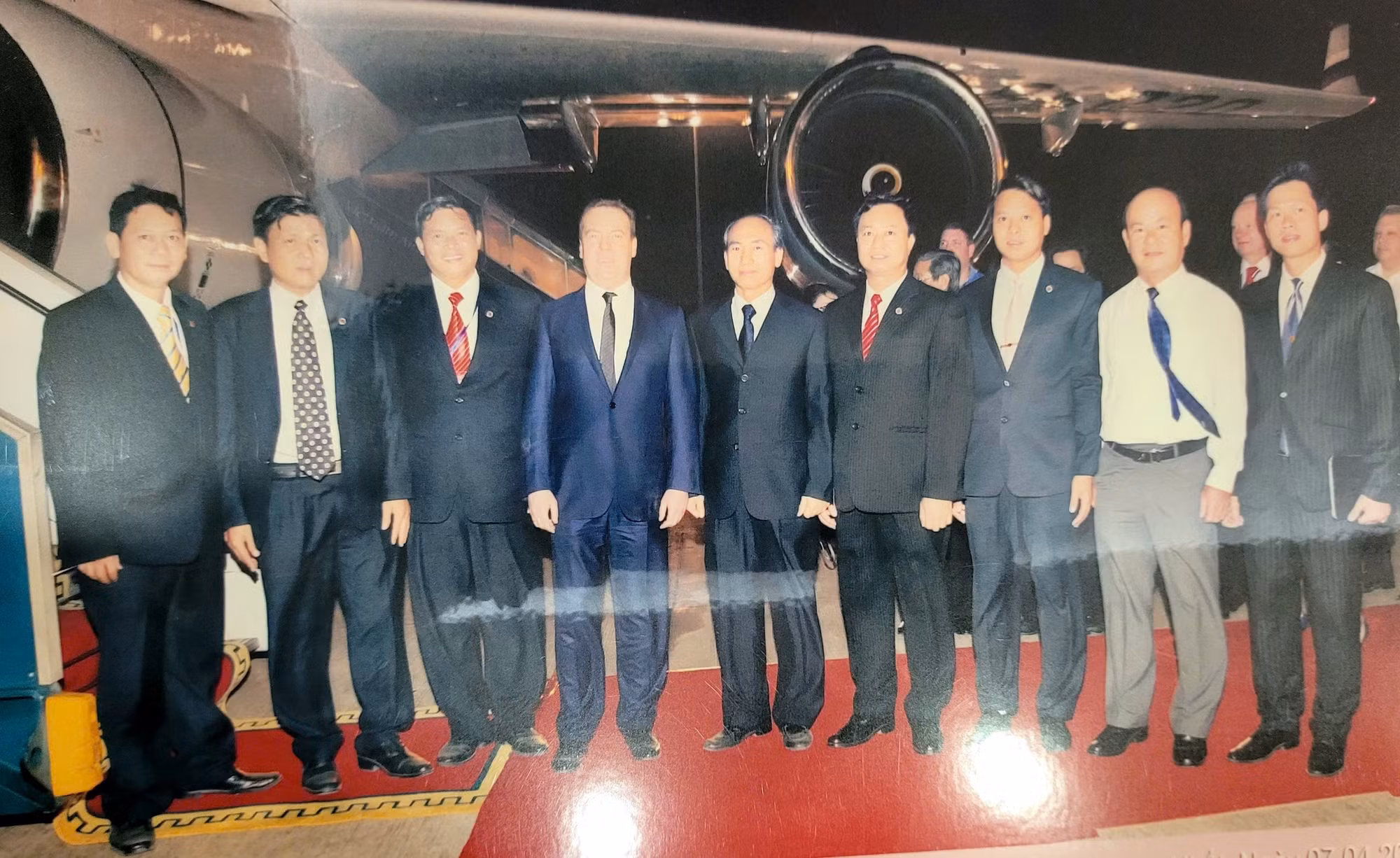 Thủ tướng Liên bang Nga Dmitry Medvedev chụp ảnh lưu niệm cùng lực lượng Cảnh vệ tại sân bay Tân Sơn Nhất ngày 7/4/2015.