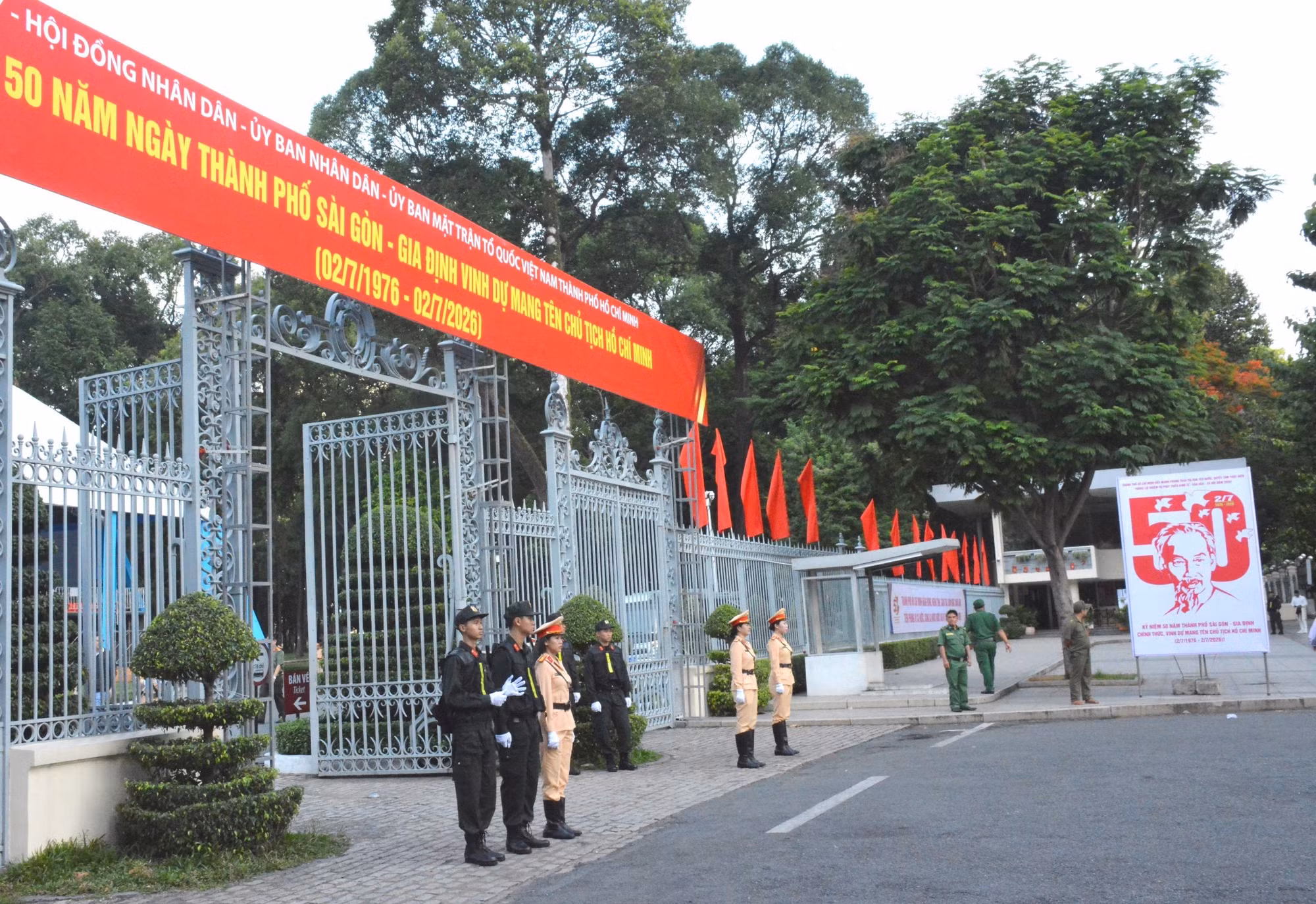 Công tác đảm bảo an ninh trật tự, an toàn giao thông xung quanh khu vực trước Hội trường Thống Nhất cũng được đảm bảo.