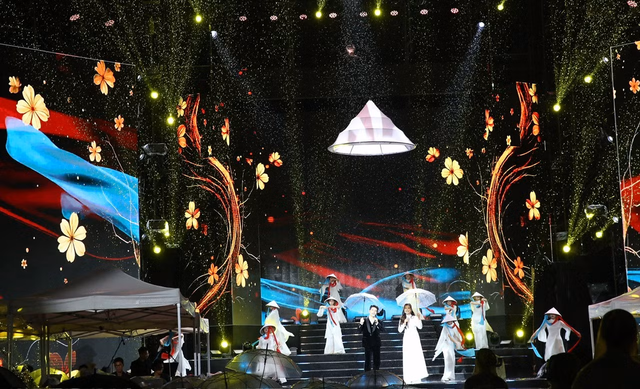 Với thời lượng khoảng 90 phút, Gala “Tổ quốc bình yên” được dàn dựng công phu, là bản trường ca nghệ thuật về lực lượng An ninh nhân dân trên mảnh đất thành đồng Tổ quốc.
