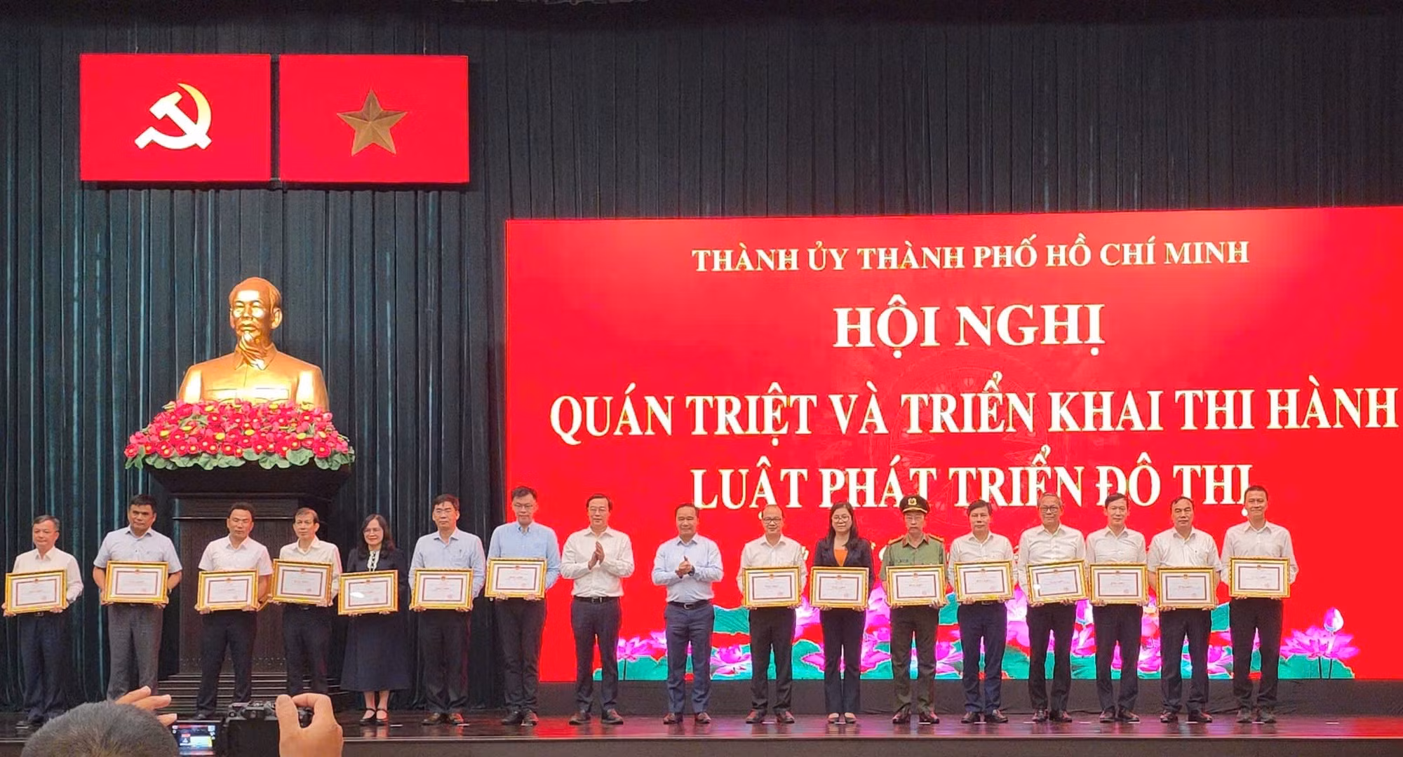 Phó Bí thư Thường trực Thành ủy TP Hồ Chí Minh Lê Quốc Phong và Chủ tịch UBND TP Hồ Chí Minh Nguyễn Văn Được trao Bằng khen các tập thể.