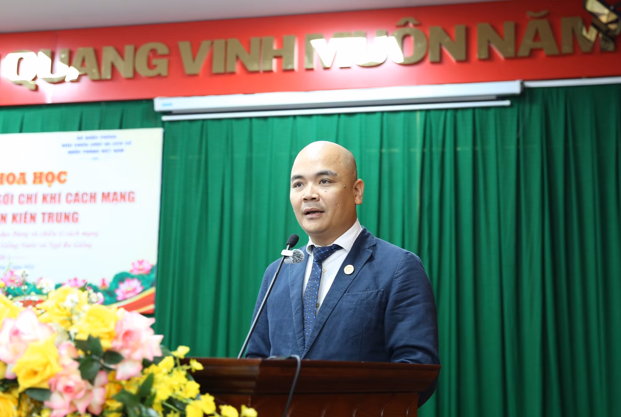Đồng chí Hà Huy Thanh, đại gia đình cố Tổng Bí thư Hà Huy Tập, trình bày tham luận.