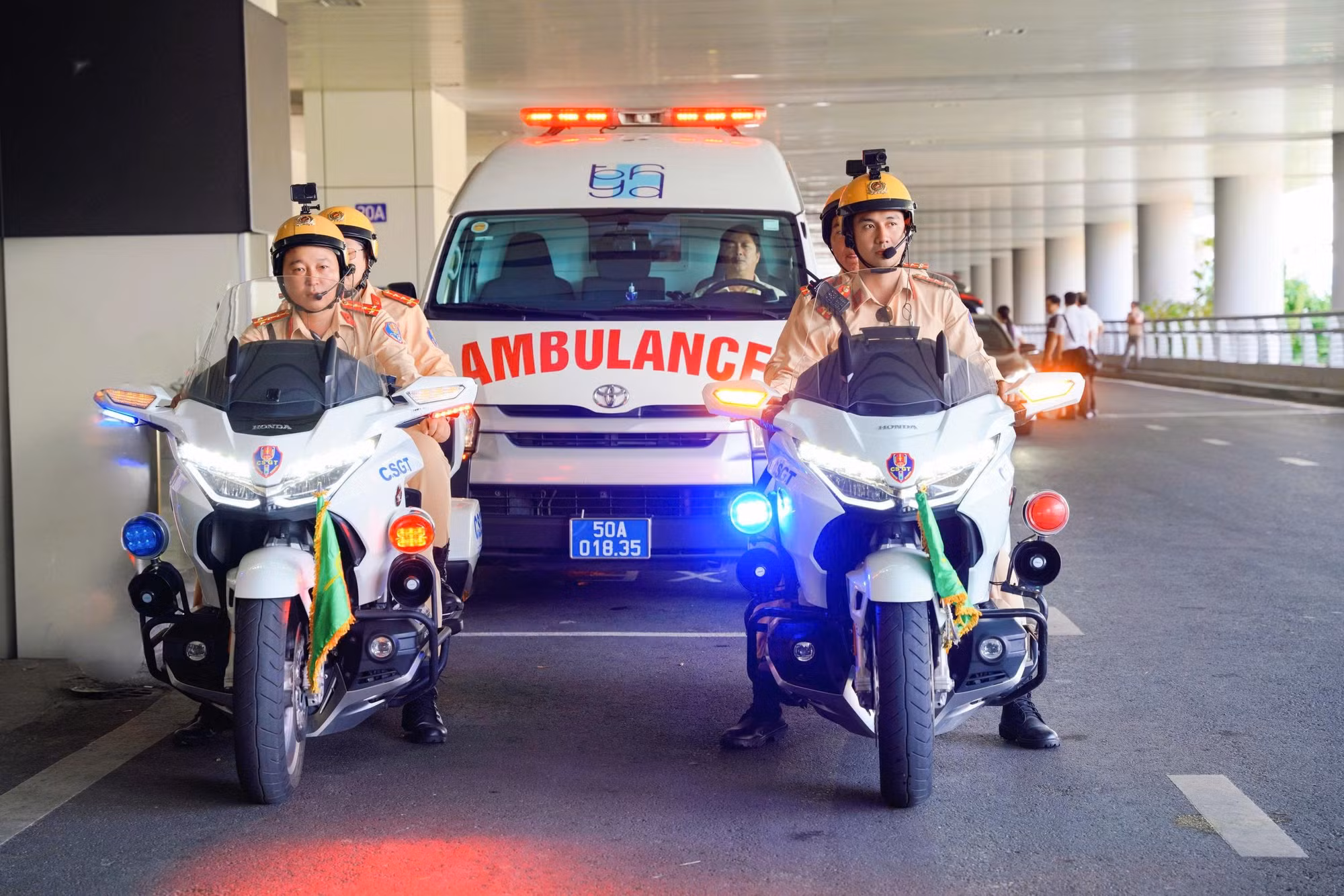 Lực lượng Cảnh sát giao thông hỗ trợ dẫn đường cho xe cứu thương nhanh chóng đưa tim hiến về BV ĐHYD.