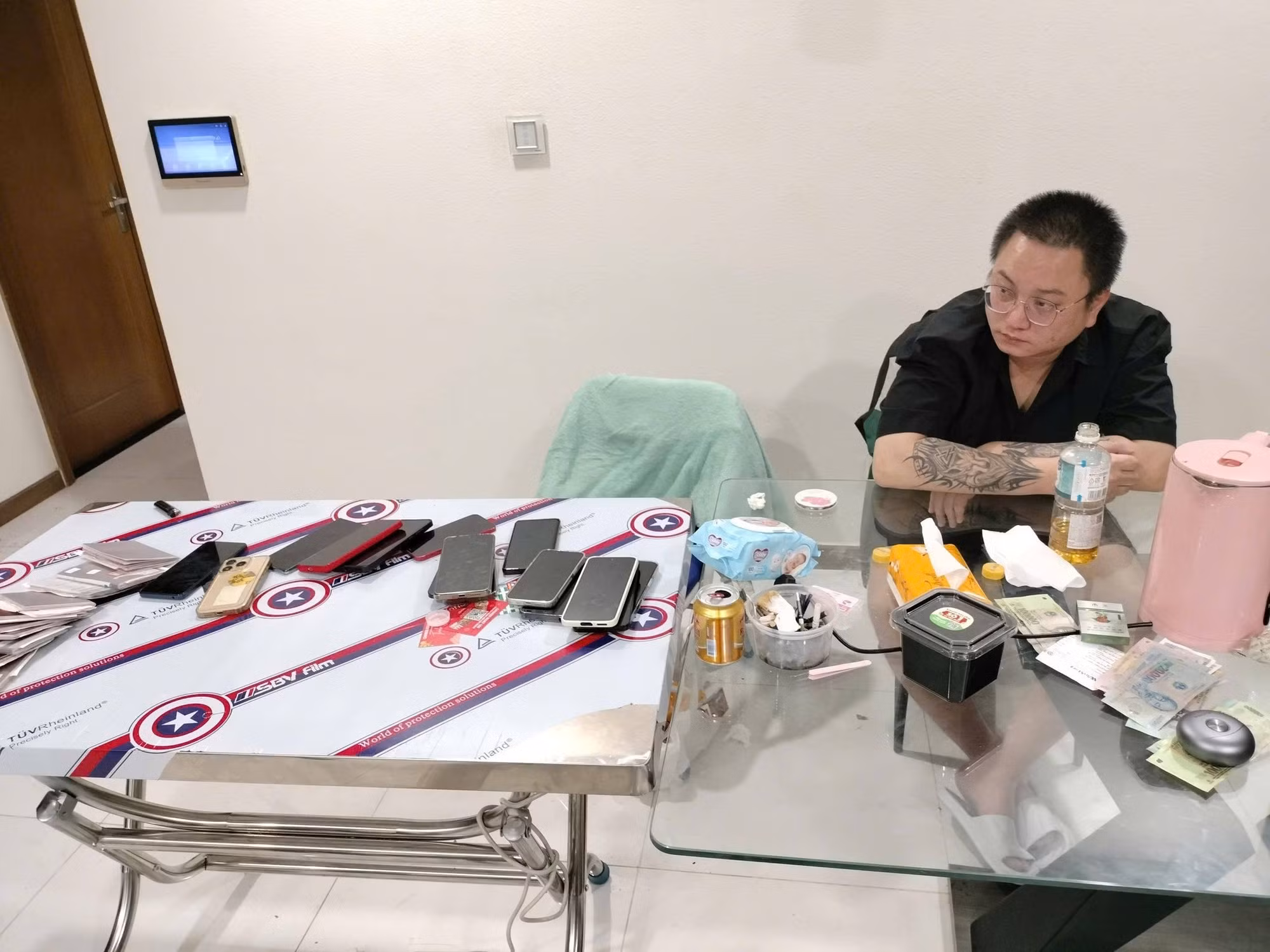 Phát hiện người nước ngoài vi phạm cư trú và hoạt động “lừa đảo công nghệ cao” ảnh 3