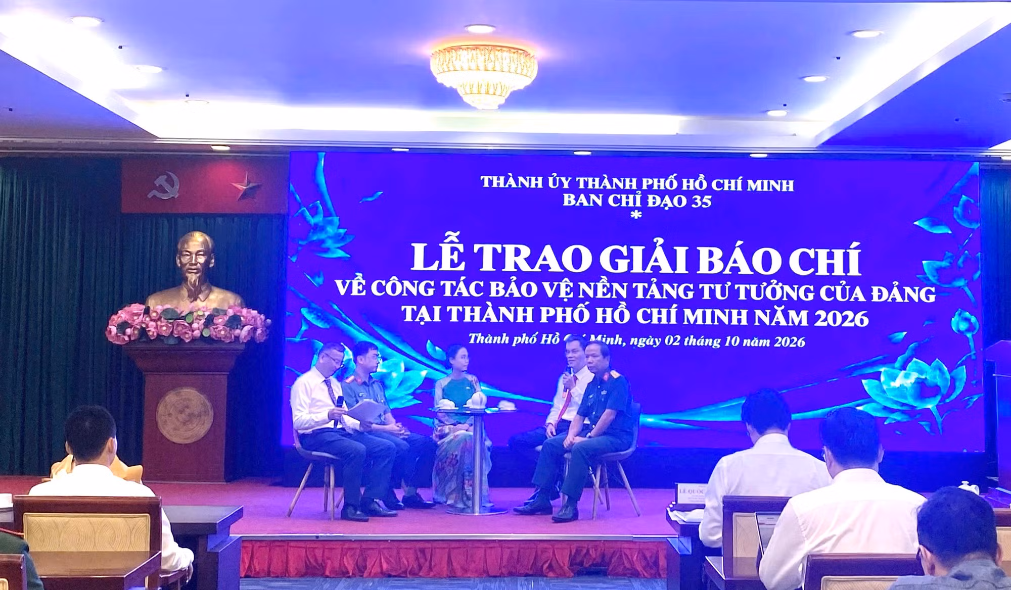 Thành viên Ban Giám khảo và một số tác giả đạt giải giao lưu tại chương trình.