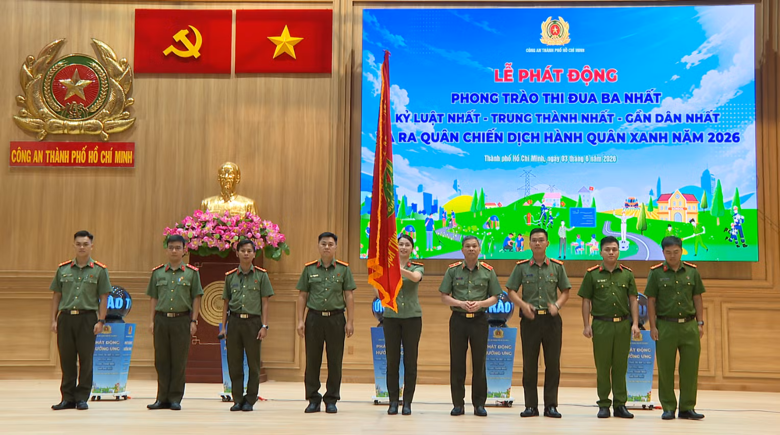 Thiếu tướng Tạ Văn Đẹp, Phó Giám đốc Công an TP Hồ Chí Minh, trao cờ lệnh và thực hiện nghi thức ra quân chiến dịch Hành quân xanh năm 2026.