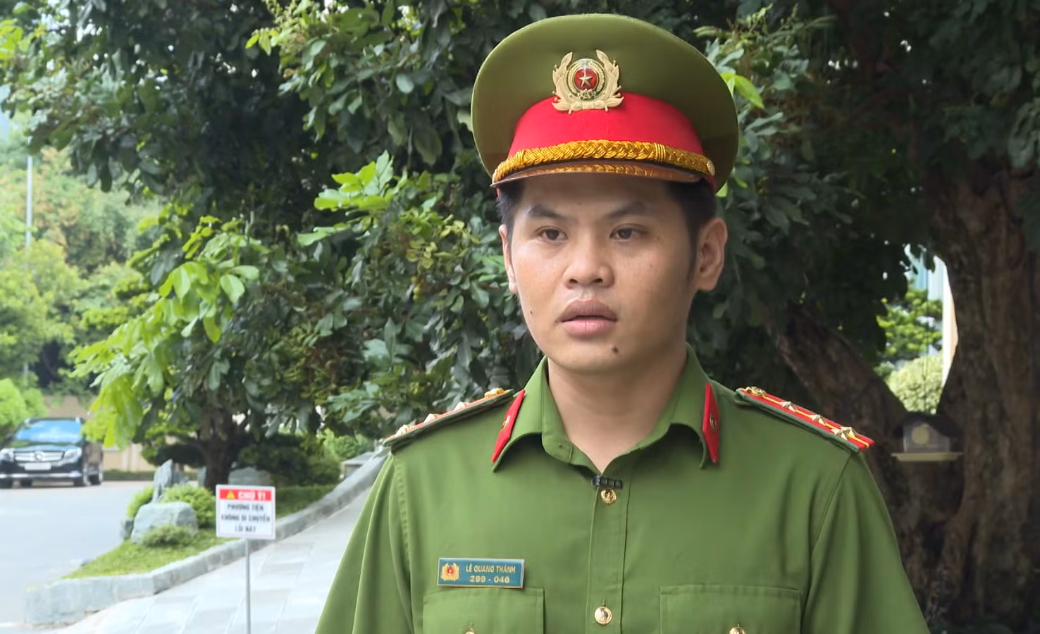 Đại úy Lê Quang Thành trao đổi về vụ án.