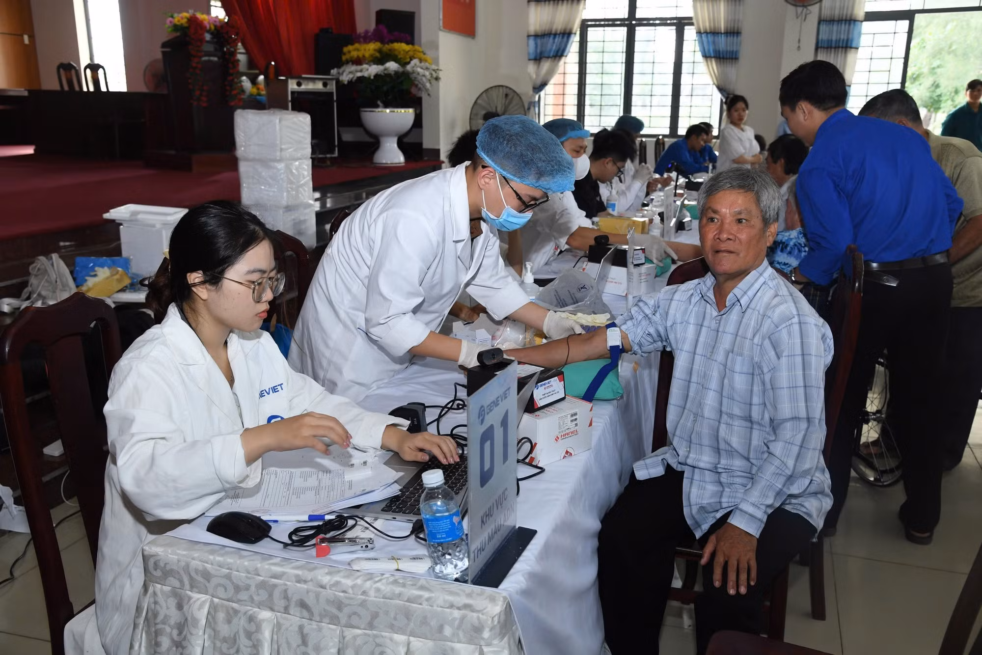 Nhân viên y tế thực hiện việc lấy mẫu ADN thân nhân liệt sĩ.