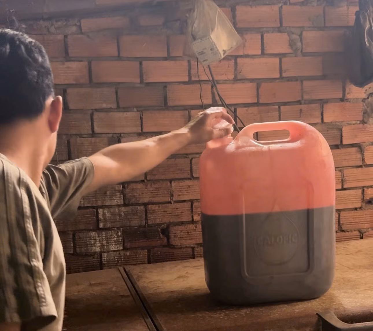 Hóa chất và huyết heo dùng để biến thịt heo thành thịt bò.