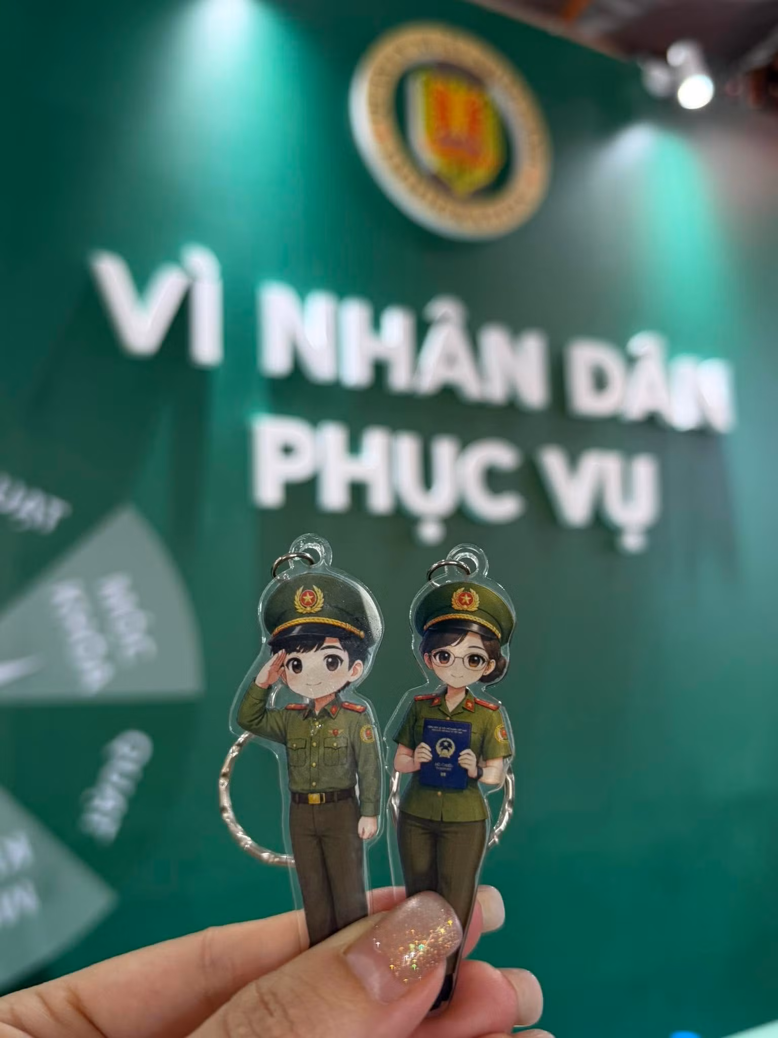 Người dân tham gia các hoạt động tương tác hấp dẫn và nhận những phần quà lưu niệm ý nghĩa.