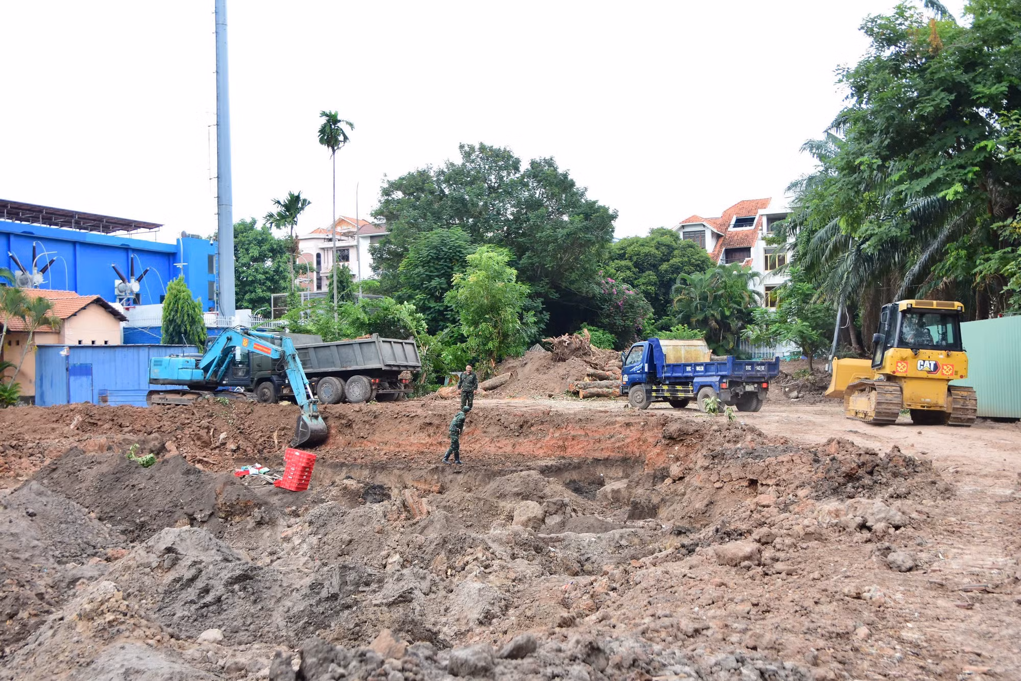 Trong ngày hôm nay, lực lượng làm nhiệm vụ đã xử lý hơn 600m³ đất, tiếp tục mở rộng phạm vi tìm kiếm tại Khu B, Công viên Lê Thị Riêng.