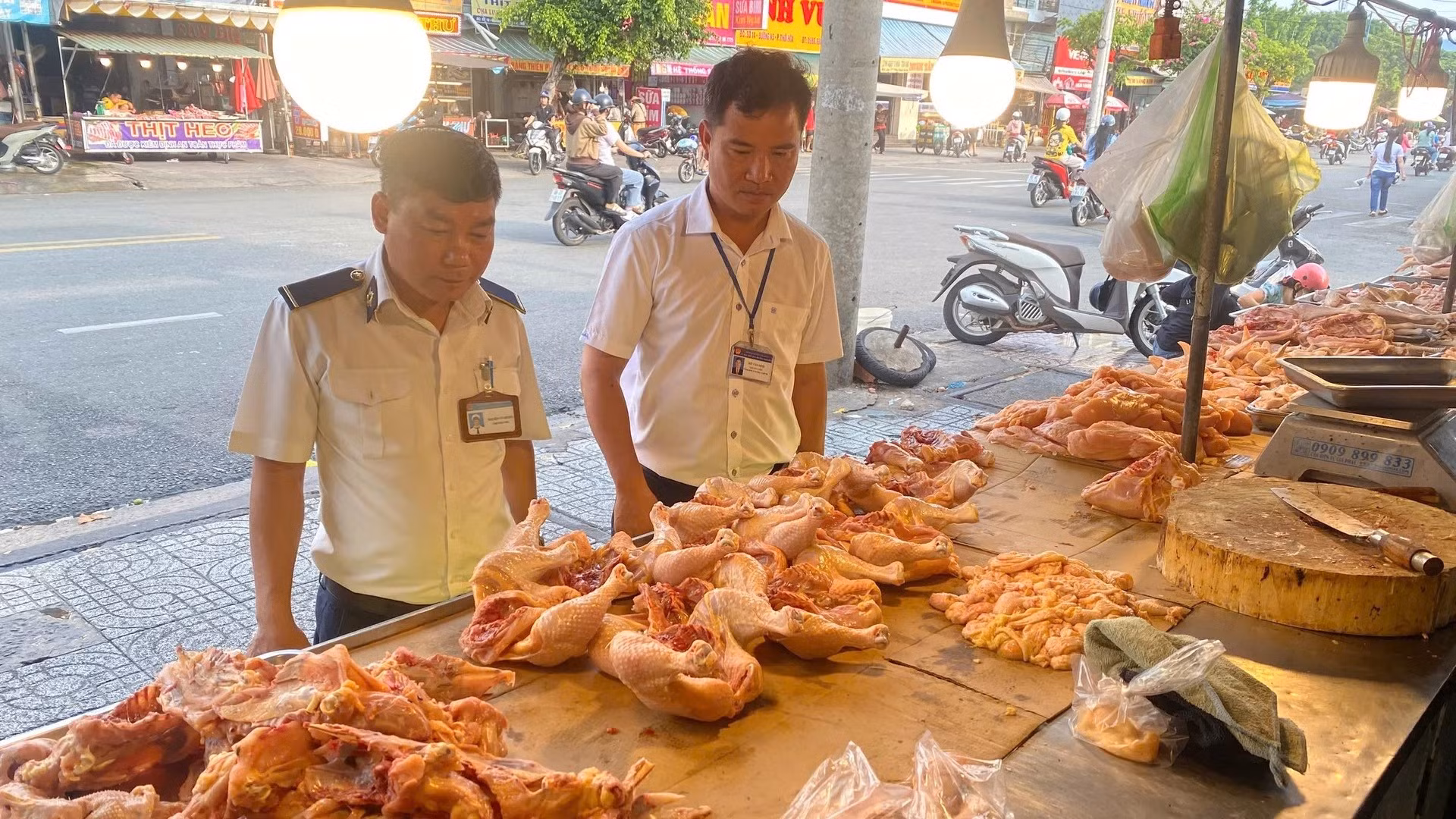 Cơ quan chức năng kiểm tra một điểm bán gà tại phường Thới Hòa.