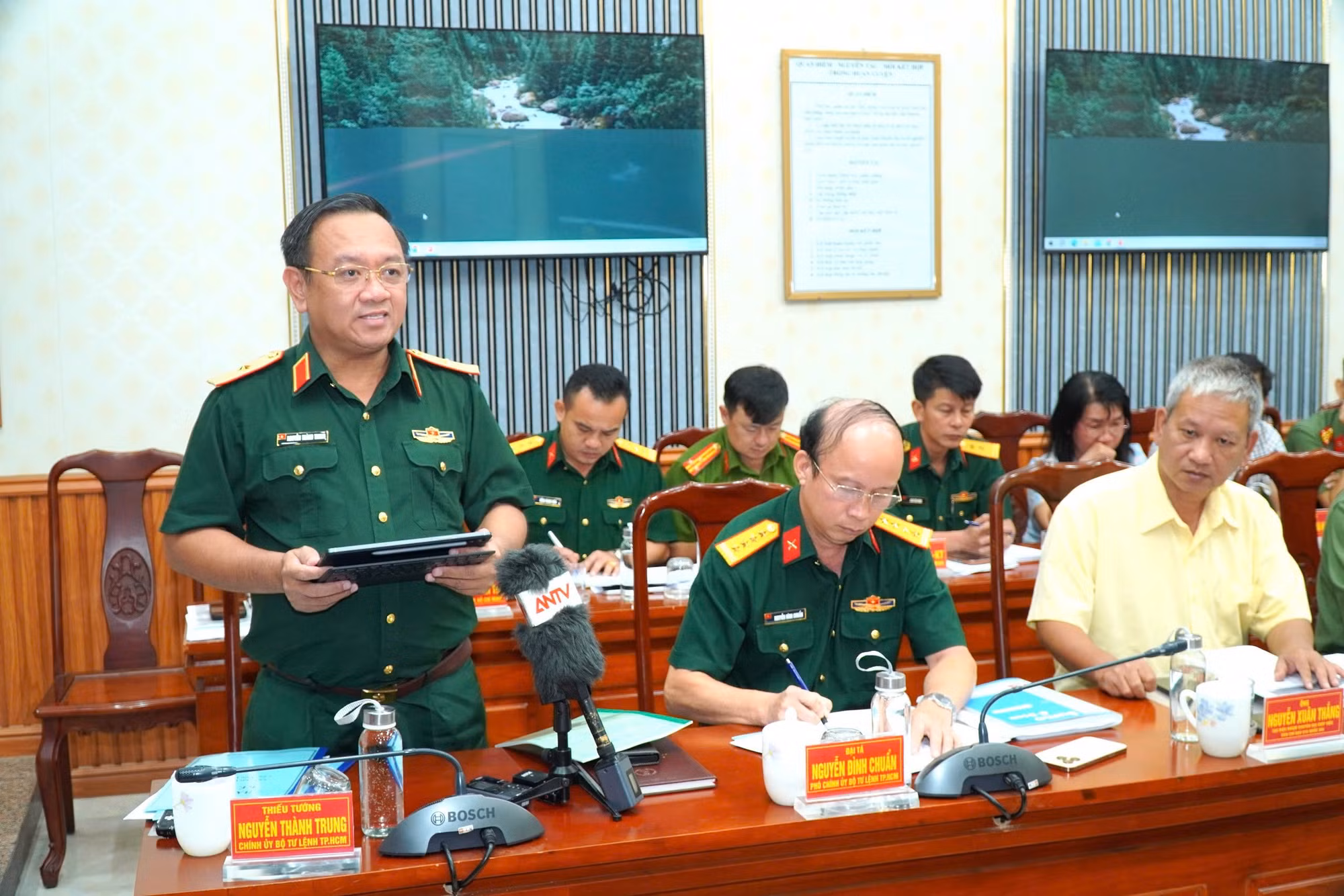 Thiếu tướng Nguyễn Thành Trung, Chính ủy Bộ Tư lệnh TP Hồ Chí Minh chia sẻ thông tin tại hội nghị.