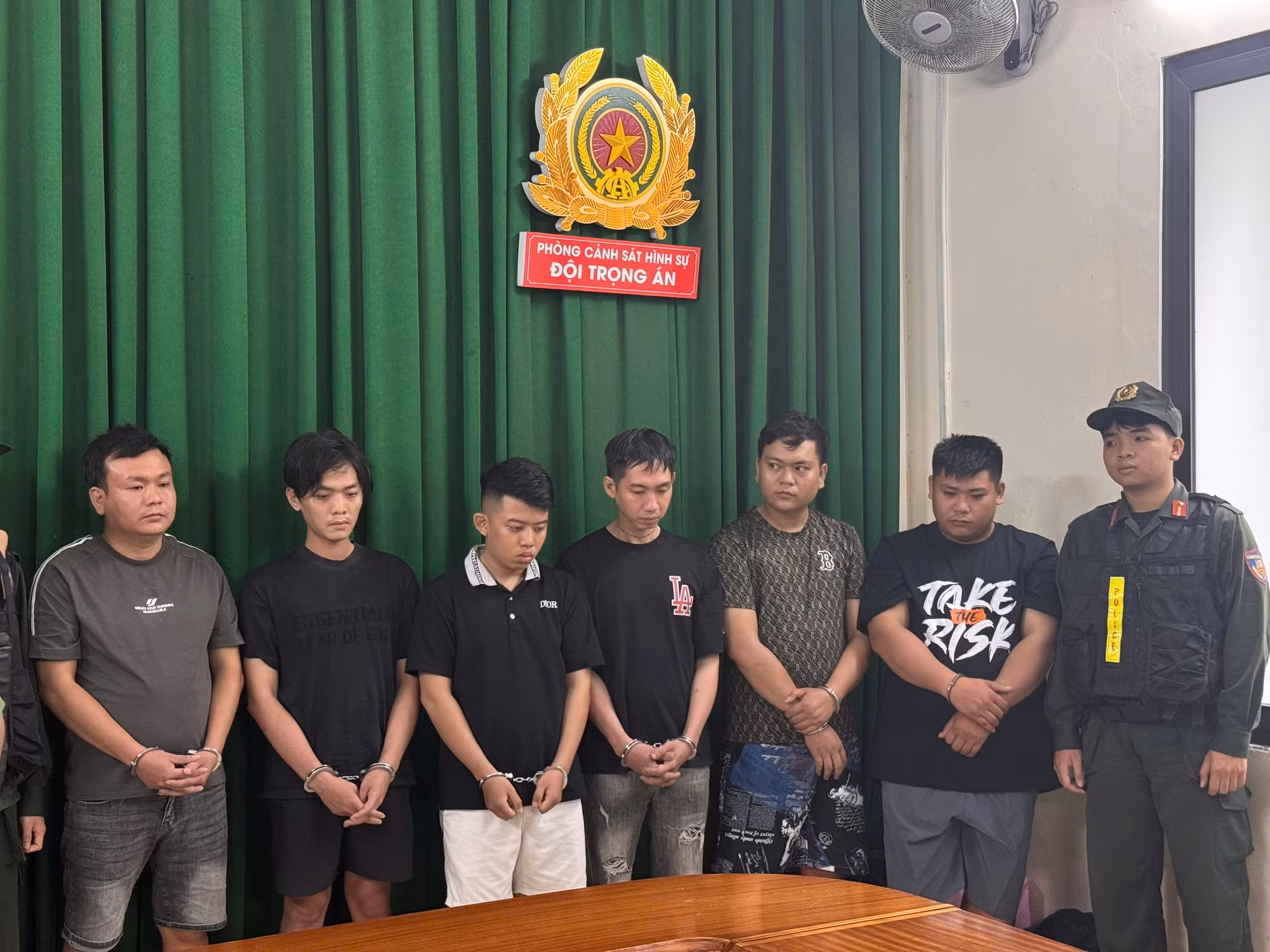 Các đối tượng (từ trái sang): Trần Bá Dân, Nguyễn Đình Huy, Nguyễn Đỗ Thành, Phan Tấn Đạt, Huỳnh Minh Hoàng, Lê Sơn Văn Lâm tại cơ quan điều tra.