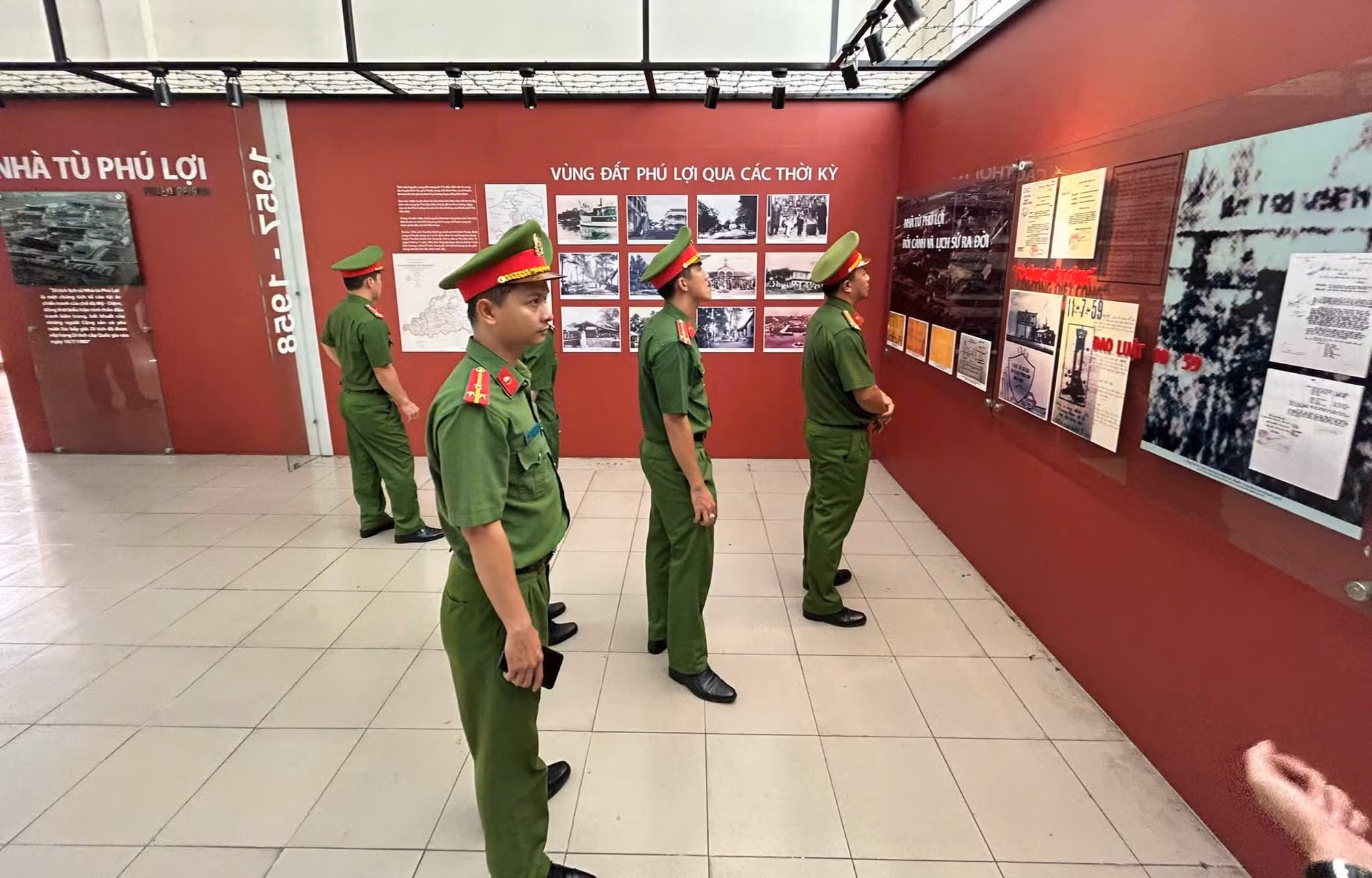 Cán bộ chiến sĩ Phòng Kỹ thuật hình sự sinh hoạt truyền thống tại Di tích lịch sử Nhà tù Phú Lợi.