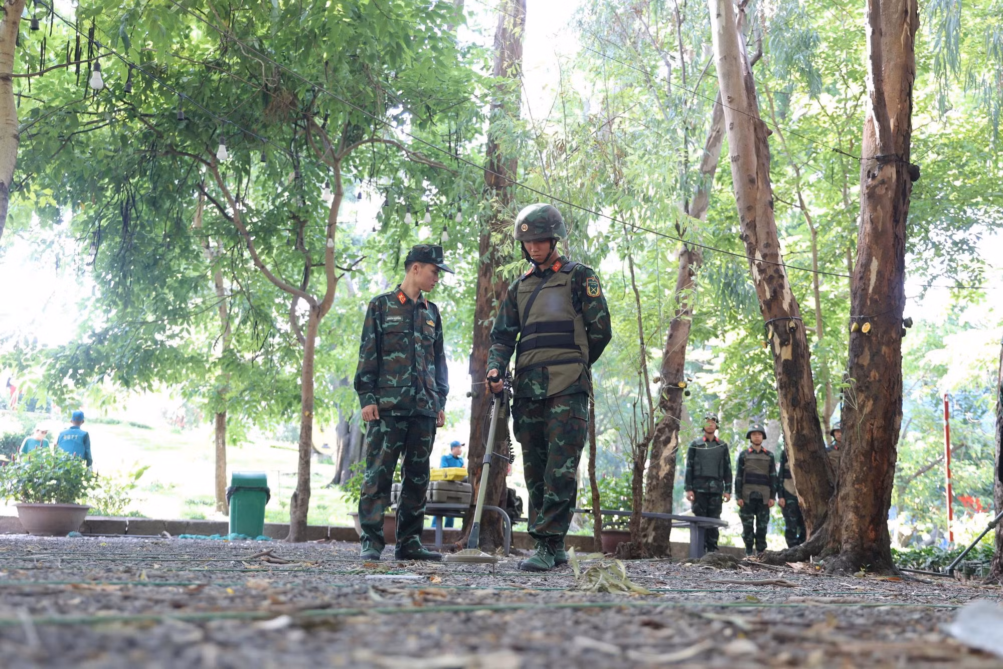 Lực lượng Công binh dùng thiết bị chuyên dụng để kiểm tra, xử lý các nguy cơ về bom mìn, vật liệu nổ, bảo đảm an toàn tuyệt đối cho hoạt động tìm kiếm, quy tập hài cốt liệt sĩ.