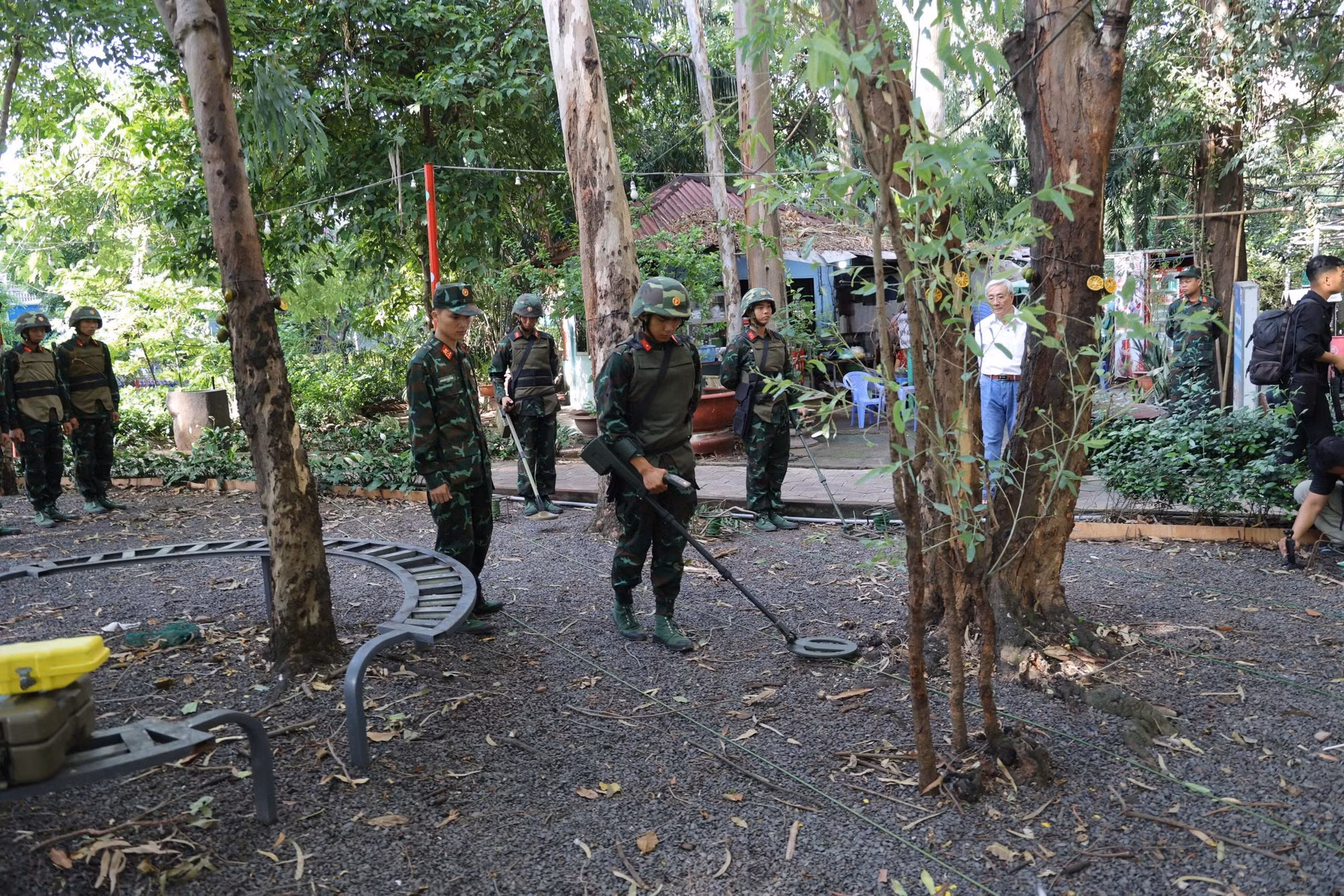 Dùng công nghệ hiện đại để tìm hài cốt liệt sĩ tại Công viên Lê Thị Riêng ảnh 13
