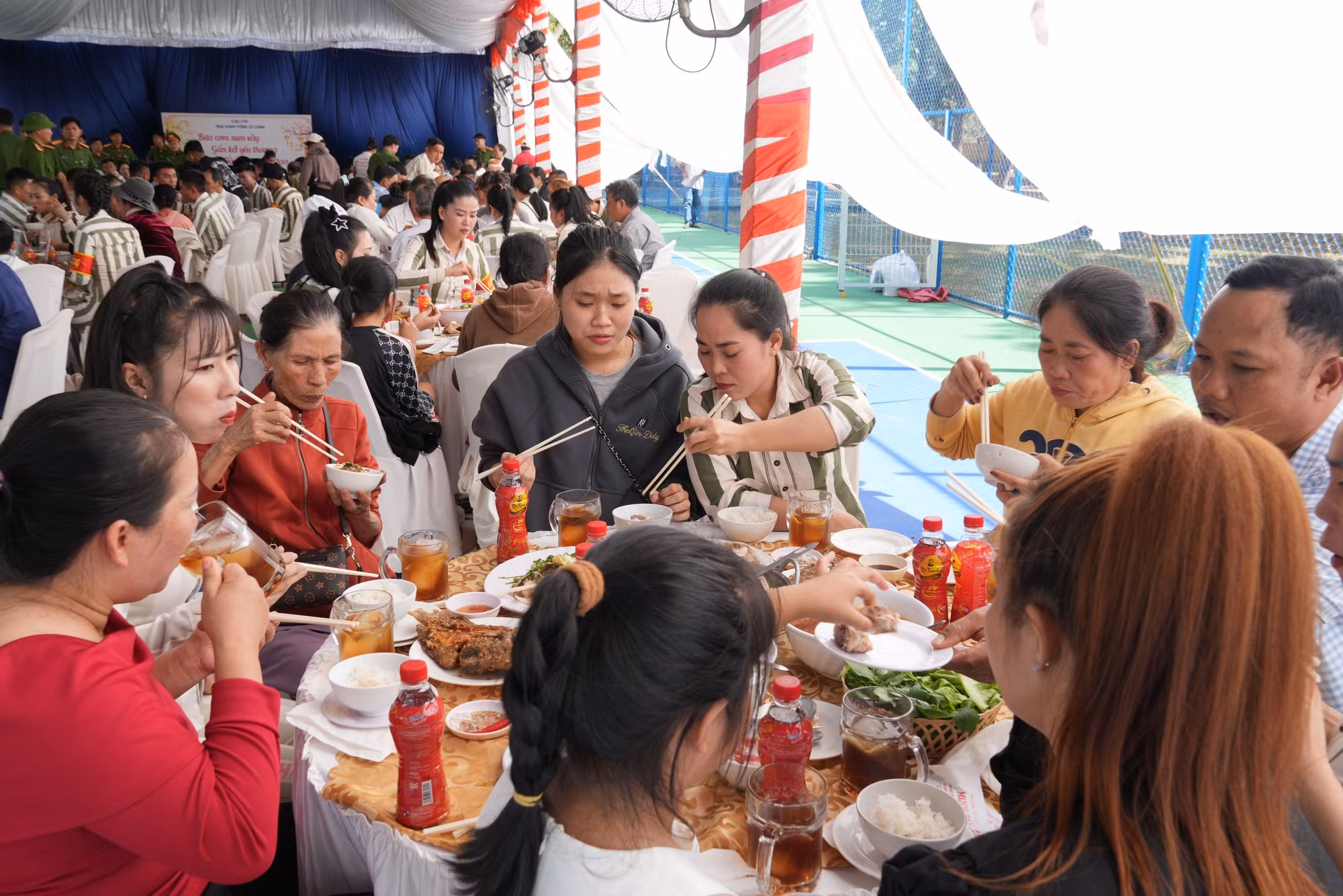 Bữa cơm đoàn viên đầm ấm giữa phạm nhân và người thân.