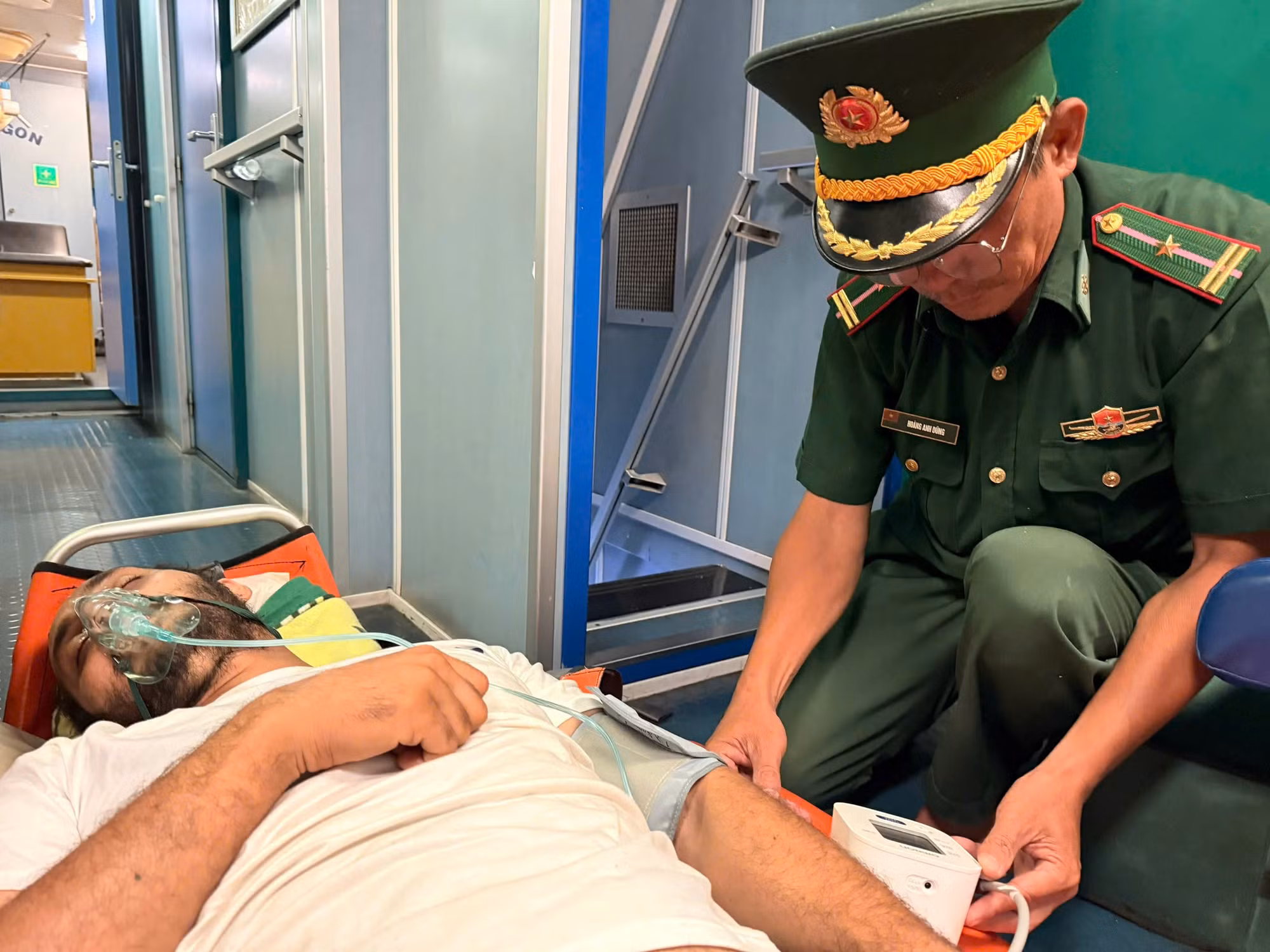 Cán bộ quân y Bộ đội Biên phòng TP Hồ Chí Minh kiểm tra tình trạng sức khỏe cho thuyền viên.