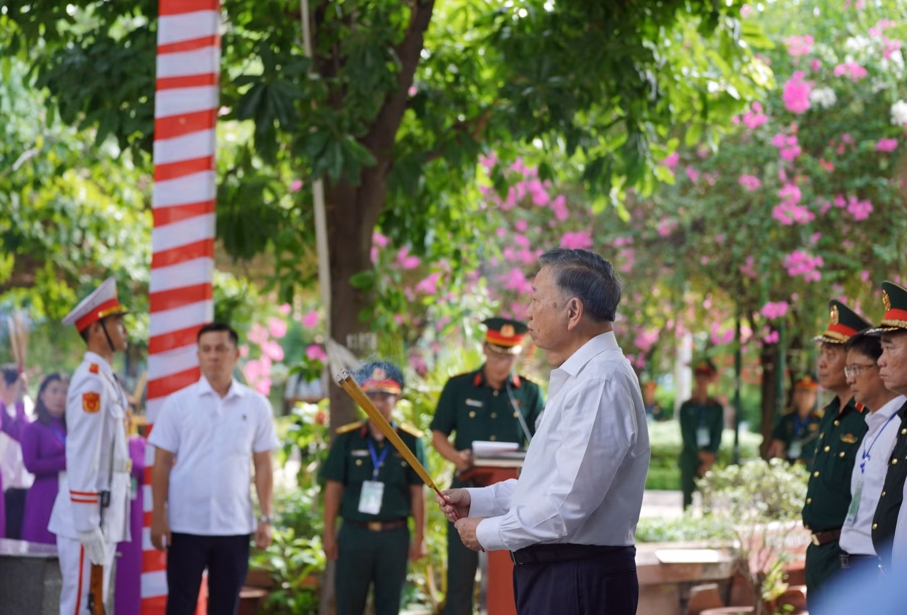 Tổng Bí thư, Chủ tịch nước Tô Lâm và Đoàn công tác dâng hoa, dâng hương tại Tượng đài Cố Tổng Bí thư Trần Phú.