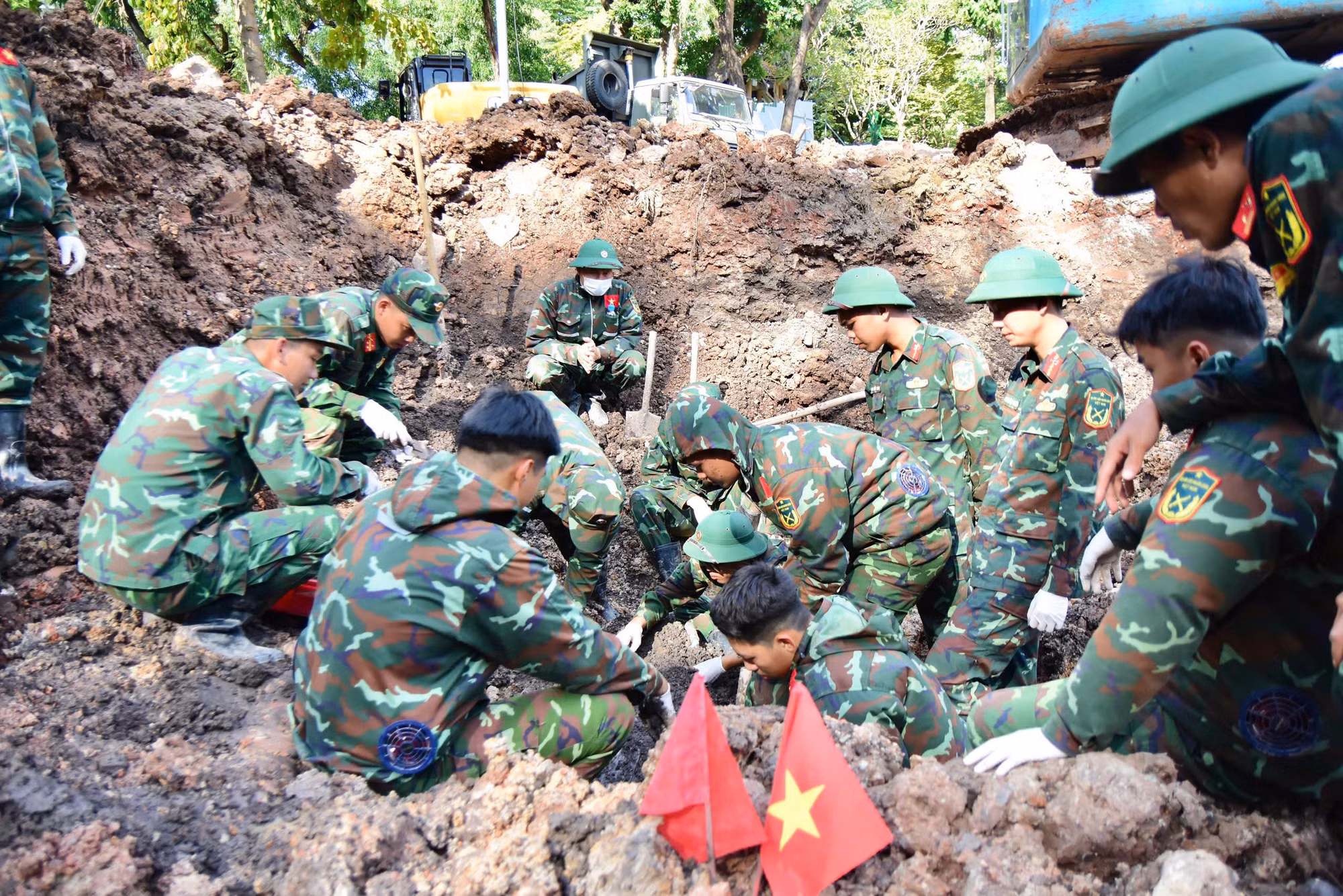 Các lực lượng thuộc Bộ Tư lệnh TP Hồ Chí Minh mở rộng phạm vi tìm kiếm tại Khu B.