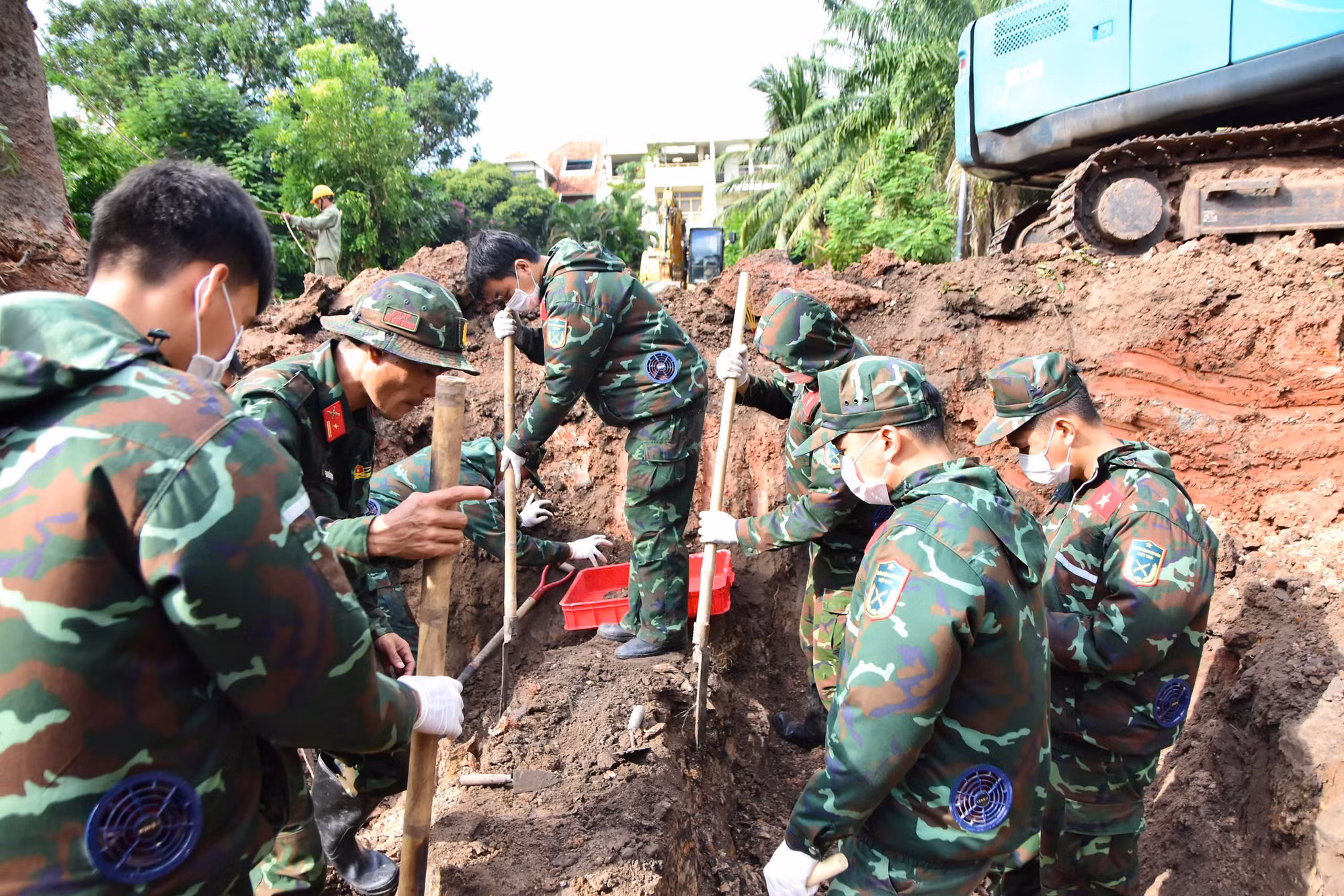Tìm thấy thêm nhiều hài cốt liệt sĩ tại Công viên Lê Thị Riêng ảnh 1