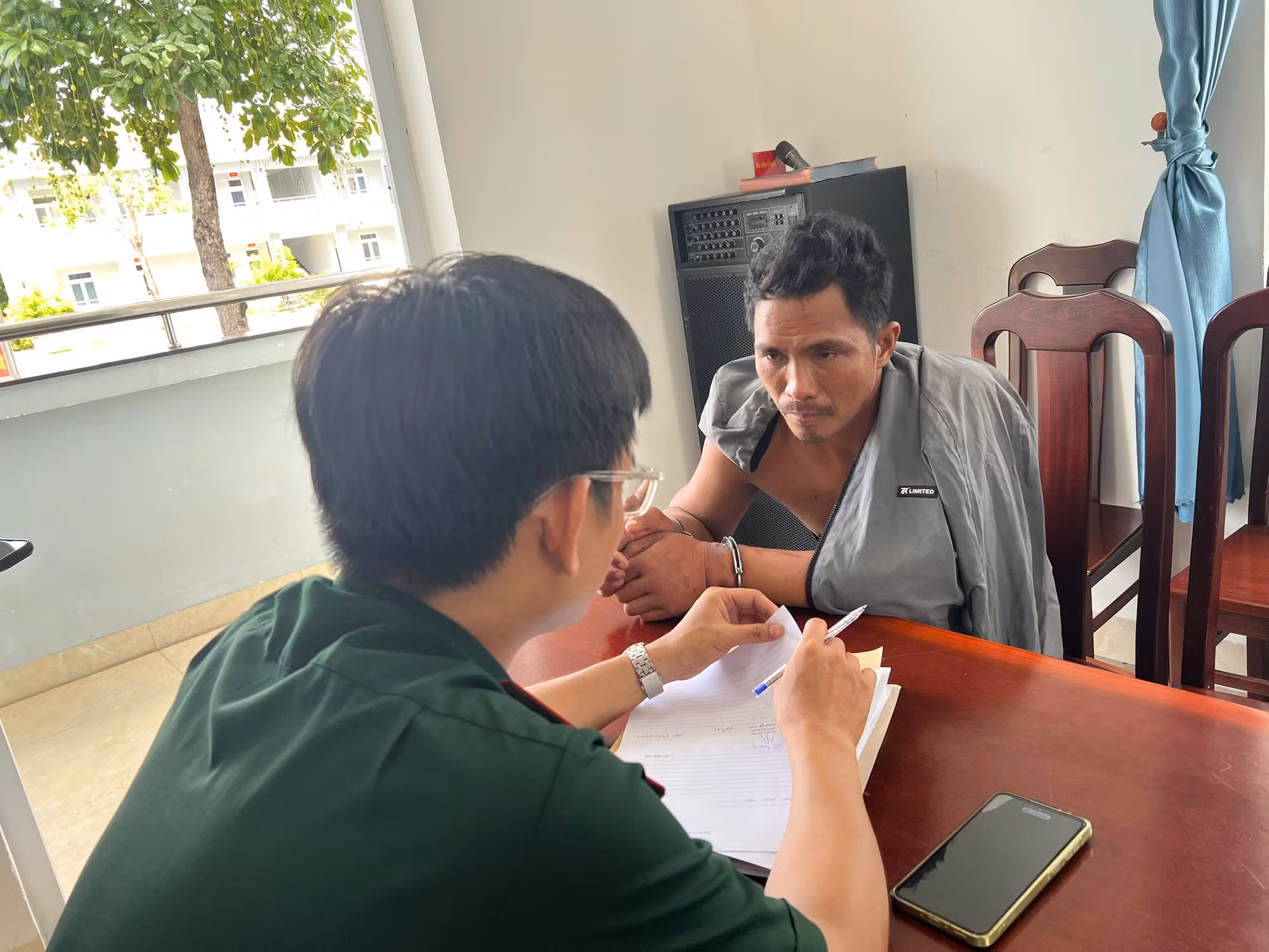 Lấy lời khai đối tượng Trần Vũ Hải.