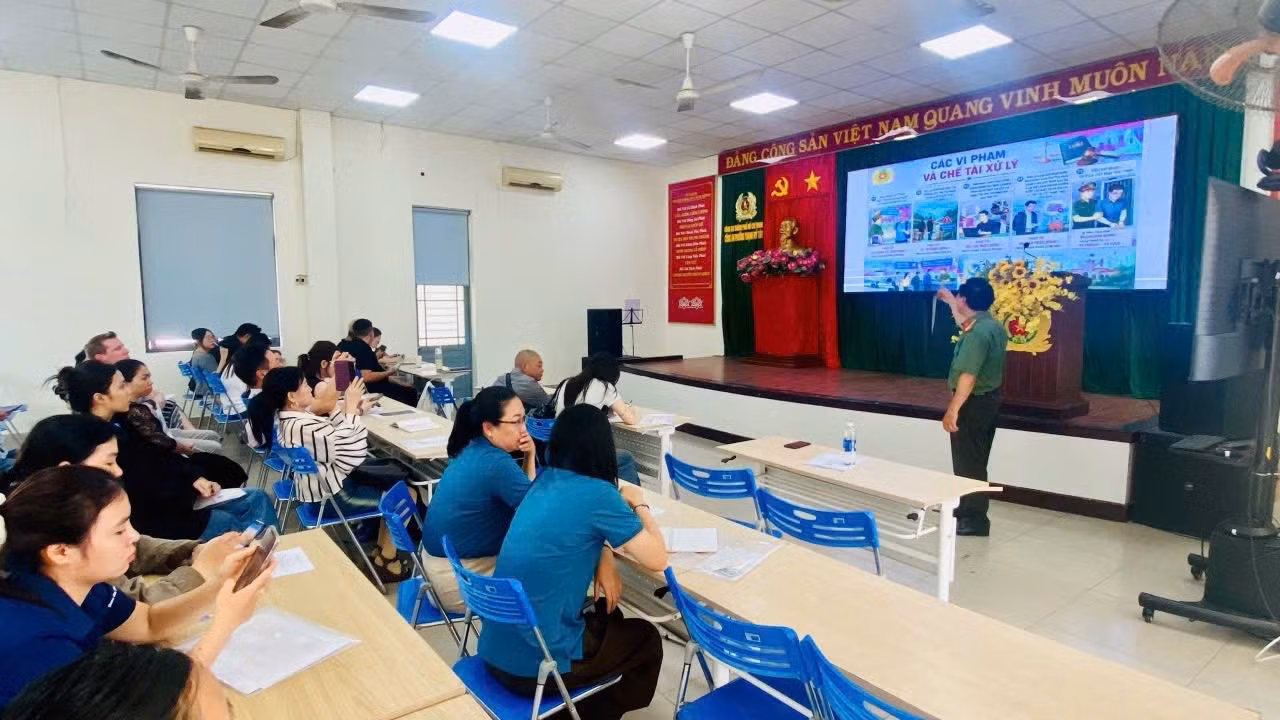 Công an phường Thạnh Mỹ Tây tuyên truyền cho đại diện 68 doanh nghiệp có bảo lãnh NNN nhập cảnh vào Việt Nam.
