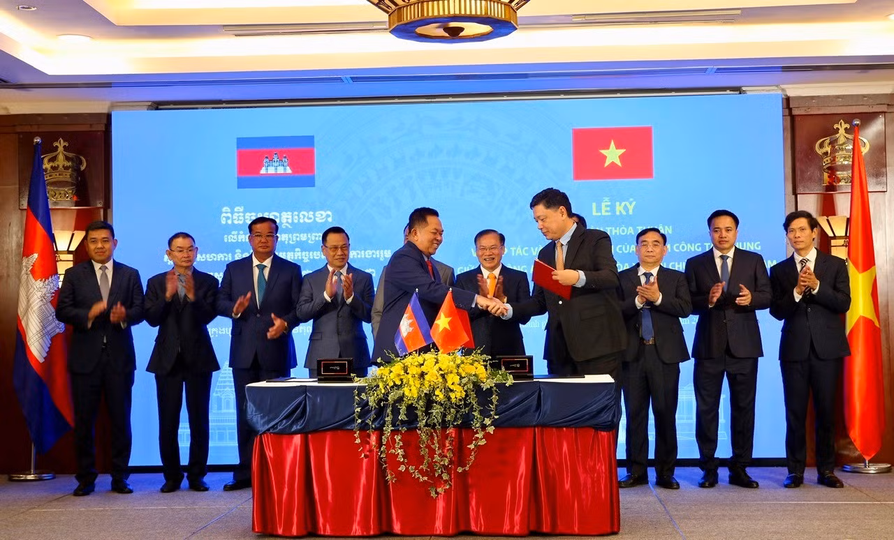 Trưởng Nhóm công tác hai nước ký Quy chế phối hợp của Nhóm công tác chung Bộ Công an Việt Nam và Bộ Nội vụ Campuchia phòng, chống tội phạm xuyên quốc gia.