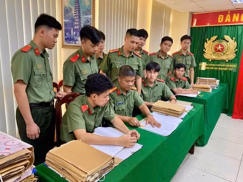 Học viên Trường Đại học An ninh nhân dân tham gia thực tế, thực hành công tác hồ sơ nghiệp vụ và hỗ trợ thực hiện chỉ tiêu số hóa hồ sơ, tài liệu.