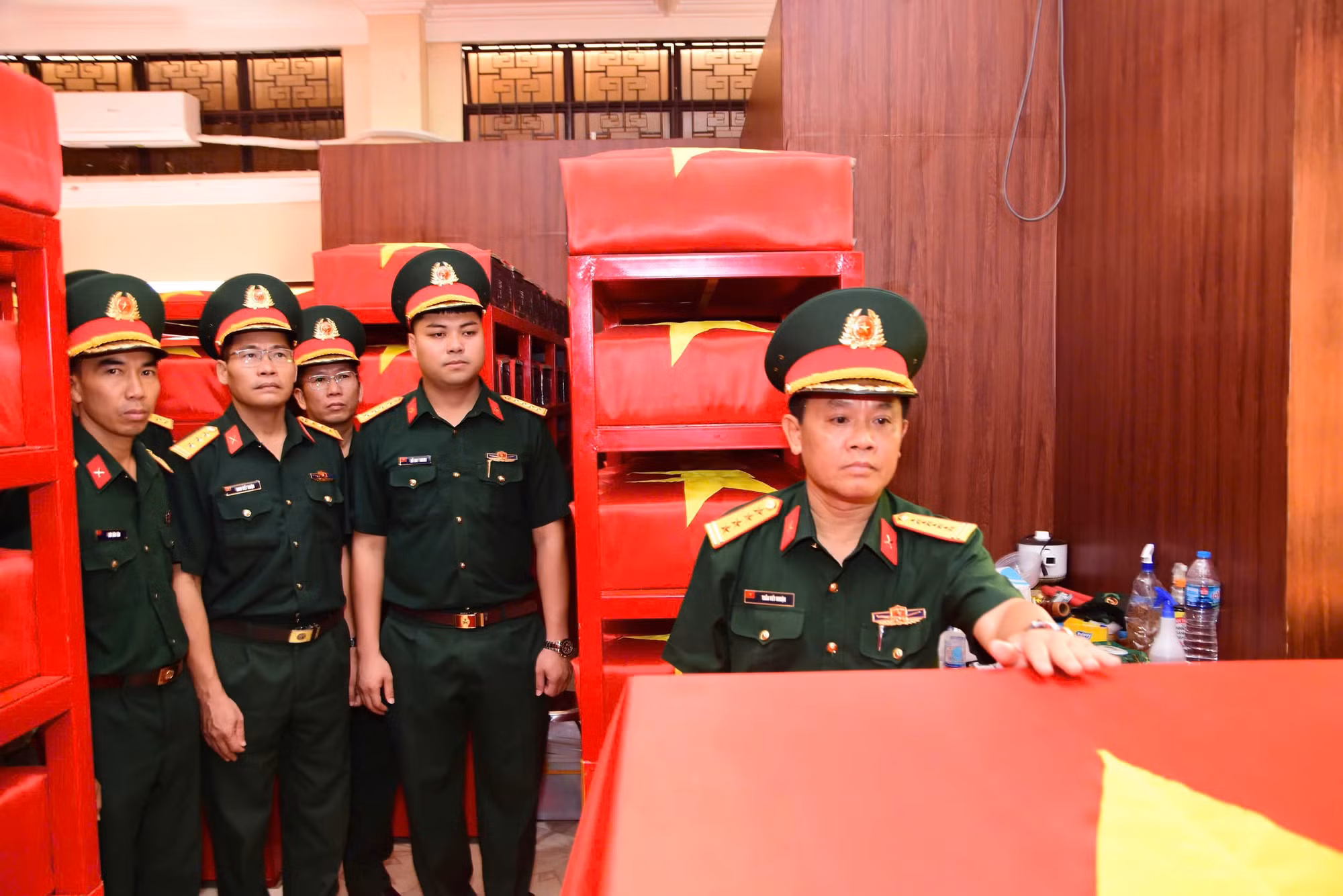 Đoàn công tác Trường Thiếu sinh quân miền Nam tưởng niệm các Anh hùng liệt sĩ tại Nhà quàn hài cốt liệt sĩ ở Công viên Lê Thị Riêng.