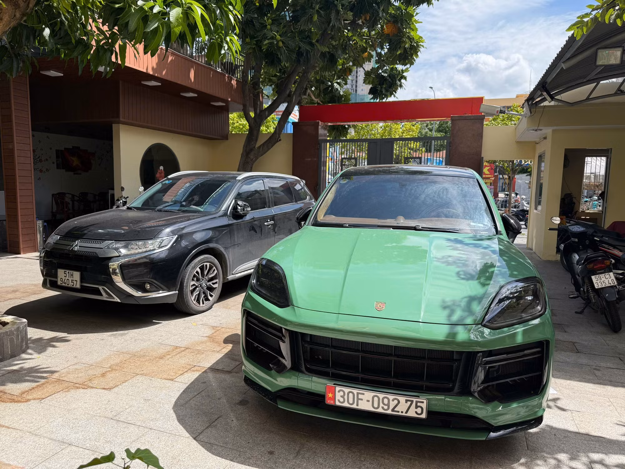 Hai chiếc xe tang vật.