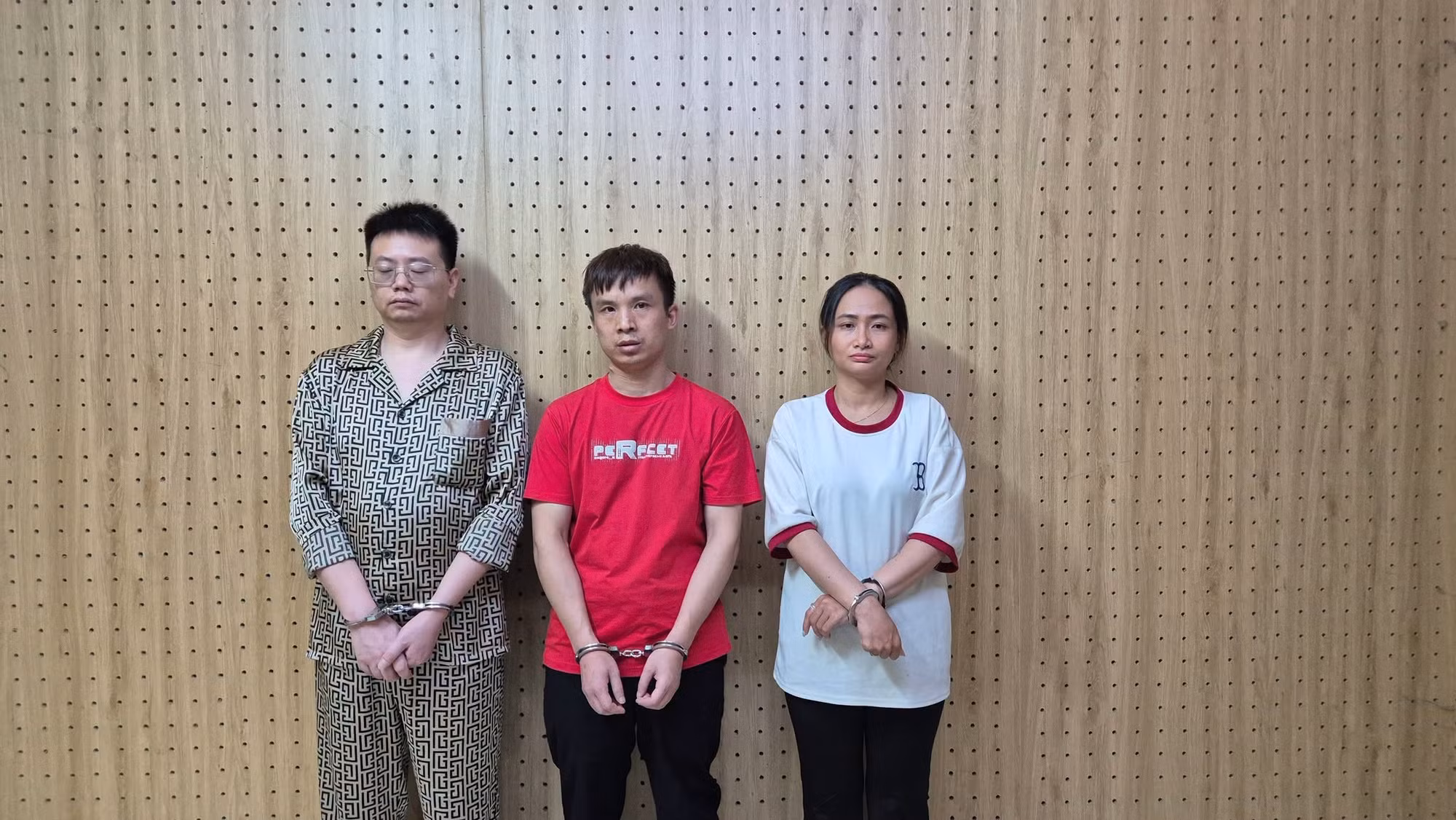 Các đối tượng (từ trái sang): Fan HaiMing, Cao JiaLiang, Nguyễn Hồng Thảo Nhi tại cơ quan điều tra.
