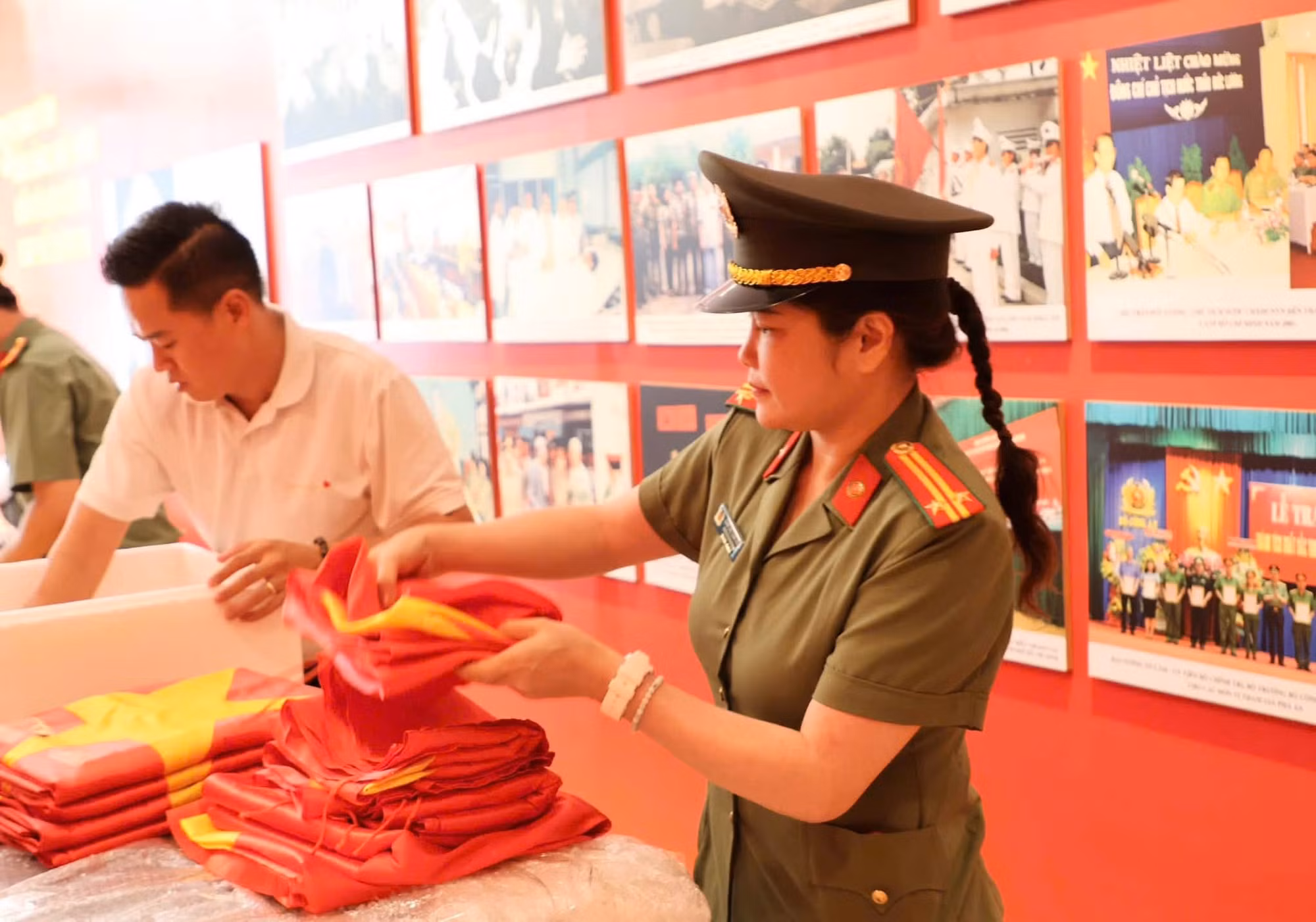 Công an TP Hồ Chí Minh sẽ bàn giao các di ảnh cho Bộ Tư lệnh Thành phố để chuẩn bị Chương trình trao tặng ảnh liệt sĩ phục dựng đợt 1 vào sáng mai 23/7.
