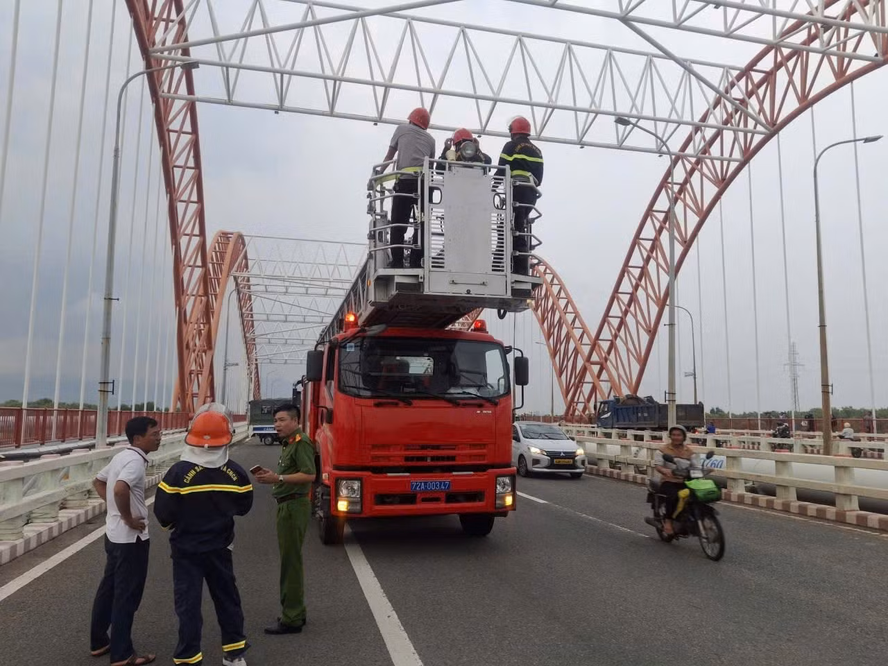 Giải cứu đối tượng “ngáo đá” leo lên vòm cầu Cỏ May ảnh 3