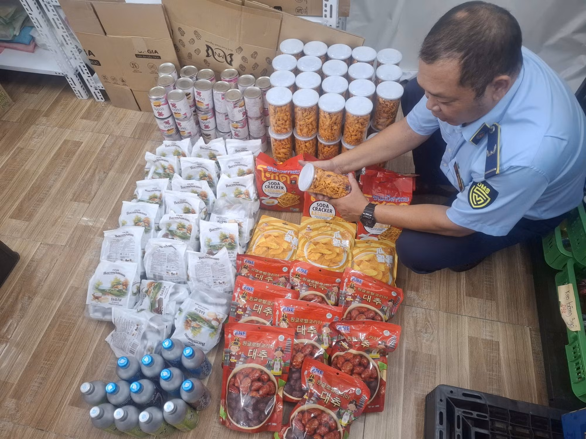 Đội Quản lý thị trường số 11 kiểm tra đối với các cơ sở kinh doanh thực phẩm các loại tại các phường An Lạc, Bình Tân và Đông Hưng Thuận.
