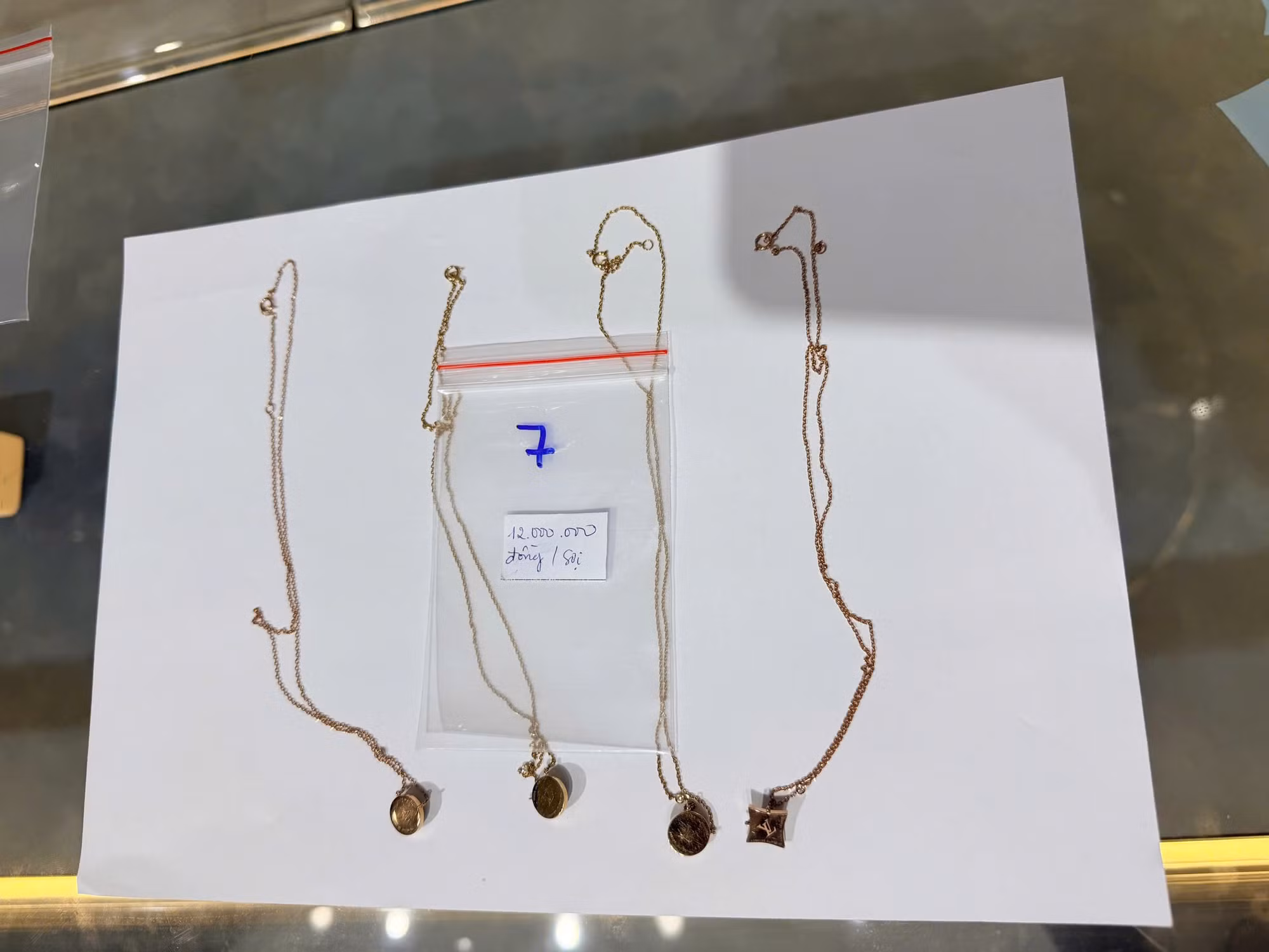 Cùng số lượng lớn dây chuyền, nhẫn của các nhãn hiệu nổi tiếng không có hóa đơn chứng từ...