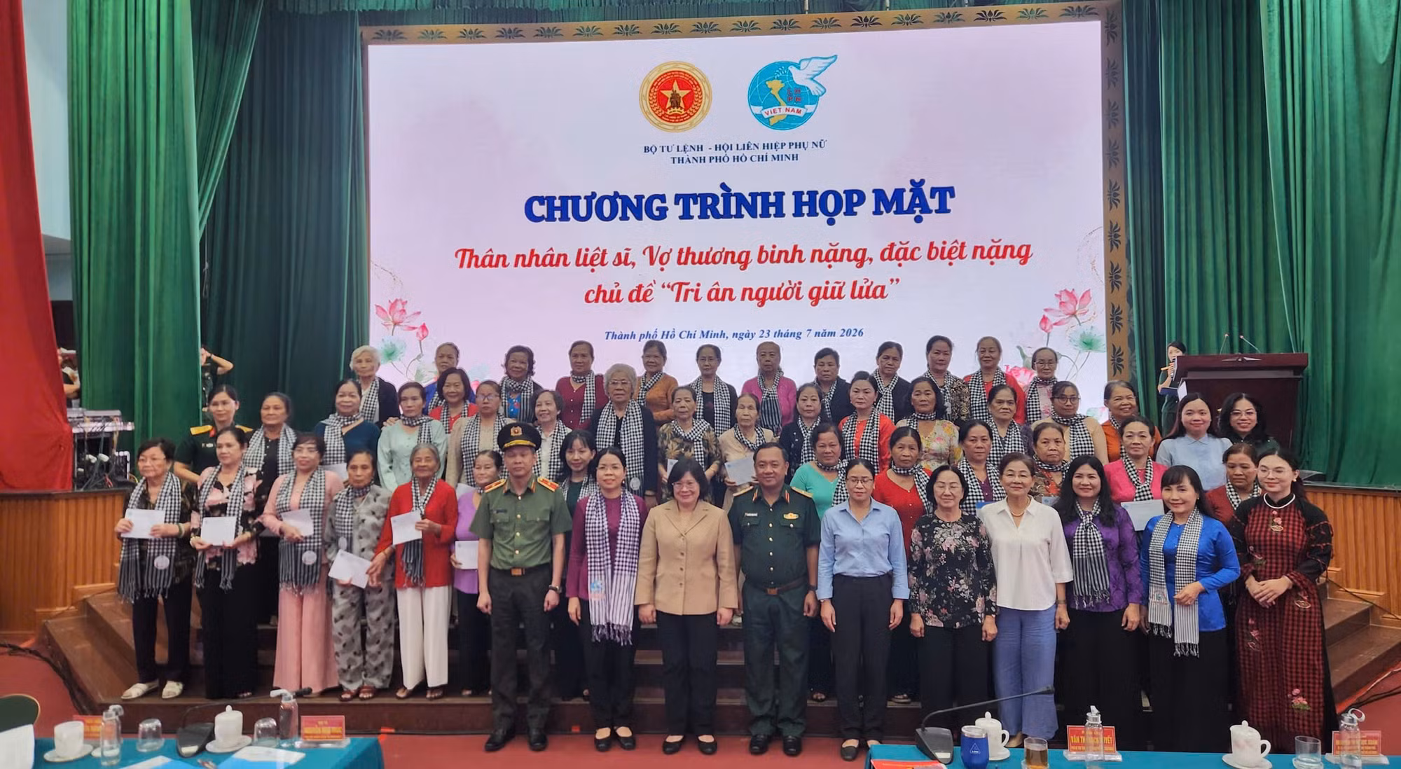 Lãnh đạo thành phố cùng các đại biểu tại chương trình.