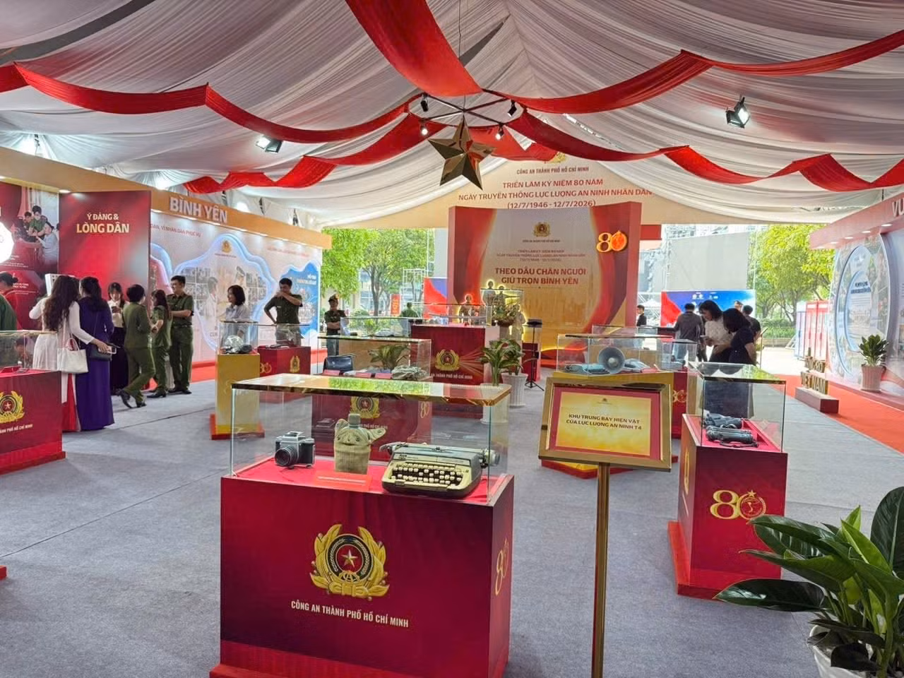 Công an TP Hồ Chí Minh trưng bày triển lãm với chủ đề "Theo dấu chân Người, giữ trọn bình yên".