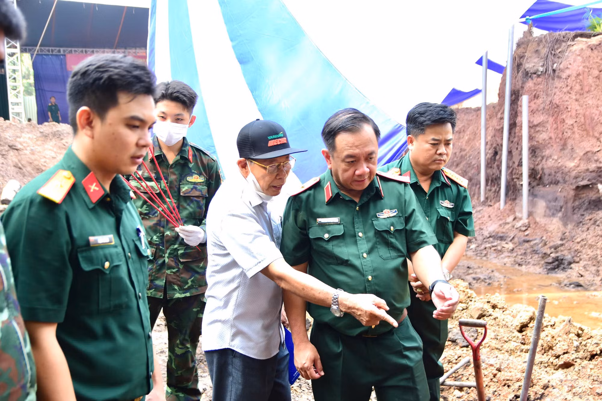 Thiếu tướng Nguyễn Thành Trung, Chính ủy Bộ Tư lệnh TP Hồ Chí Minh trao đổi, thăm hỏi các cựu chiến binh.