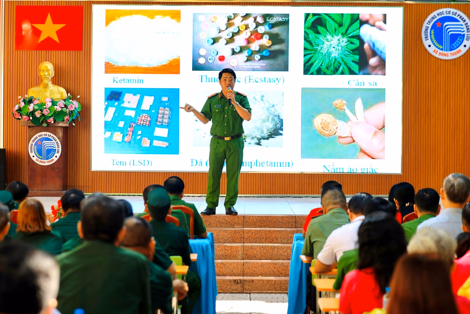 Đại úy Phan Đình Linh trong một chương trình tuyên truyền về nhận biết về sự nguy hiểm của các loại ma túy.