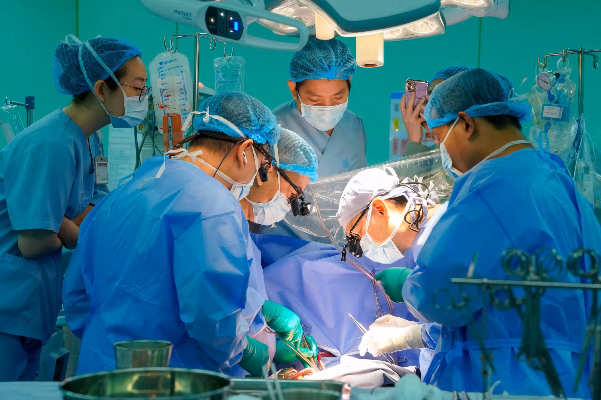 GS.TS.BS. Nguyễn Hoàng Định cùng các thành viên trong ê-kíp phẫu thuật tập trung cao độ, phối hợp nhịp nhàng và đảm bảo an toàn cho bệnh nhân trong quá trình phẫu thuật.