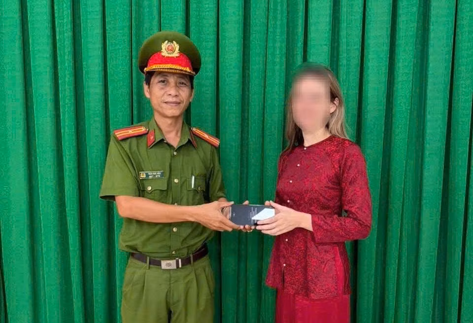 Công an phường Vũng Tàu trao trả tài sản cho nữ du khách người Nga.