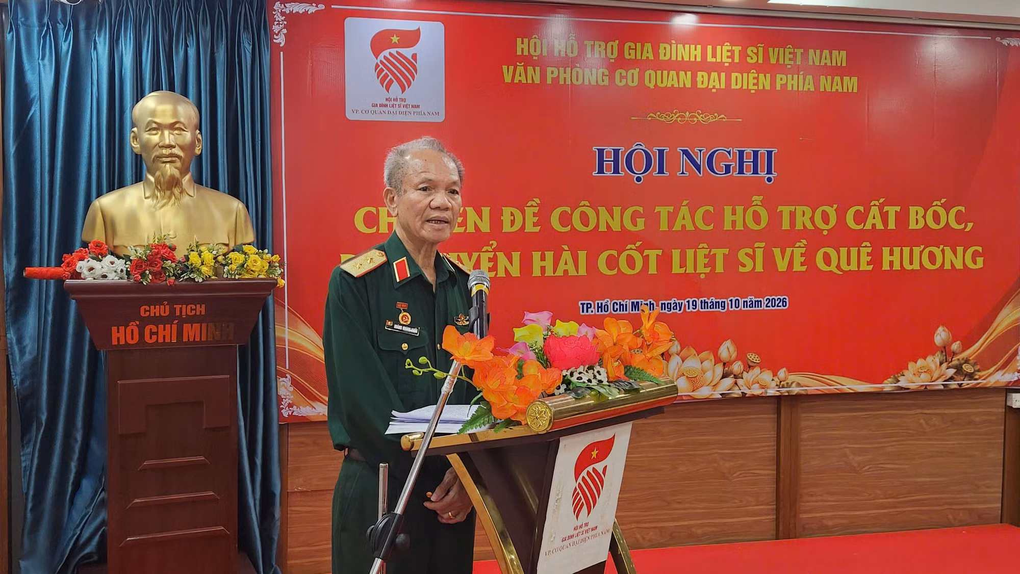 Trung tướng Hoàng Khánh Hưng, Chủ tịch Hội Hỗ trợ gia đình liệt sĩ Việt Nam phát biểu tại hội nghị.
