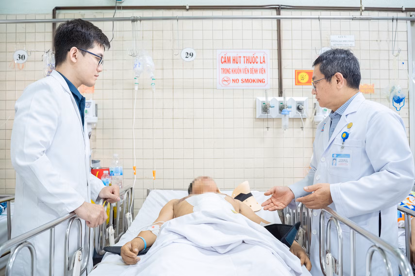 Bệnh nhân là trường hợp đa chấn thương phức tạp nên phải hội chẩn có nhiều chuyên khoa.