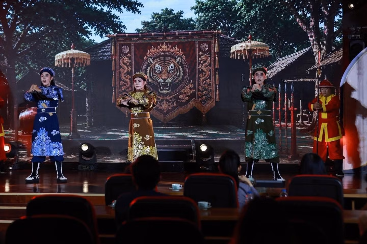 Các hoạt cảnh, trích đoạn cải lương về đề tài lịch sử thu hút sự chú ý theo dõi của các em học sinh, sinh viên.