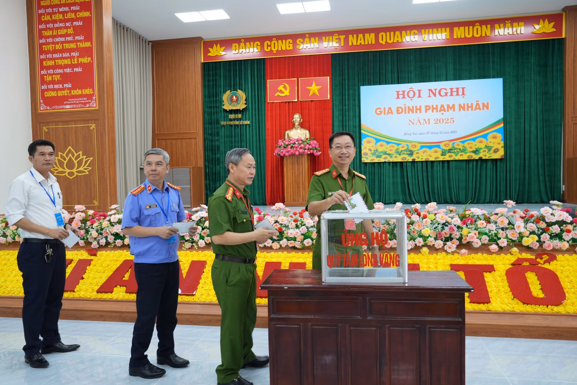 Các đại biểu và gia đình phạm nhân ủng hộ Quỹ Tấm lòng vàng của trại.
