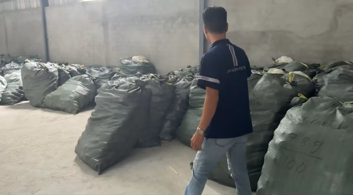 Các đối tượng đã đưa ra thị trường số lượng dép giả nhãn hiệu CROCS với số lượng đặc biệt lớn, thu lợi hàng chục tỷ đồng.
