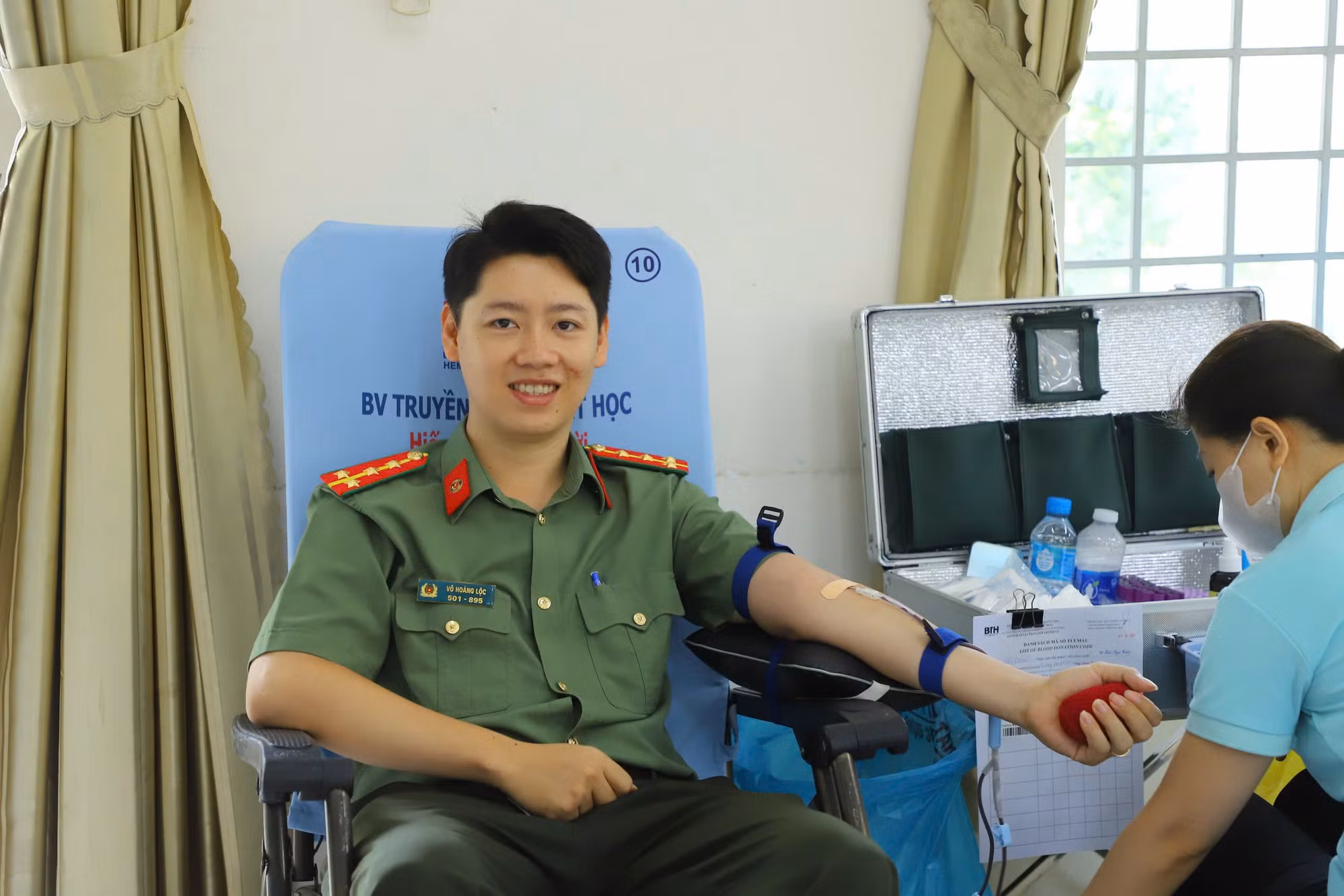 Lãnh đạo, cán bộ, giảng viên Nhà trường tích cực hưởng ứng Chương trình Hiến máu tình nguyện.