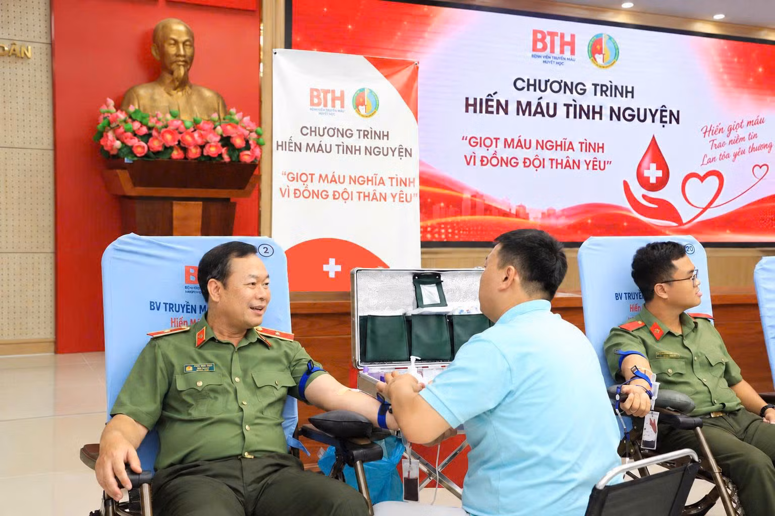 Thiếu tướng Trần Văn Tuấn, Hiệu trưởng Trường Đại học An ninh nhân dân tham gia Chương trình Hiến máu tình nguyện năm 2026.